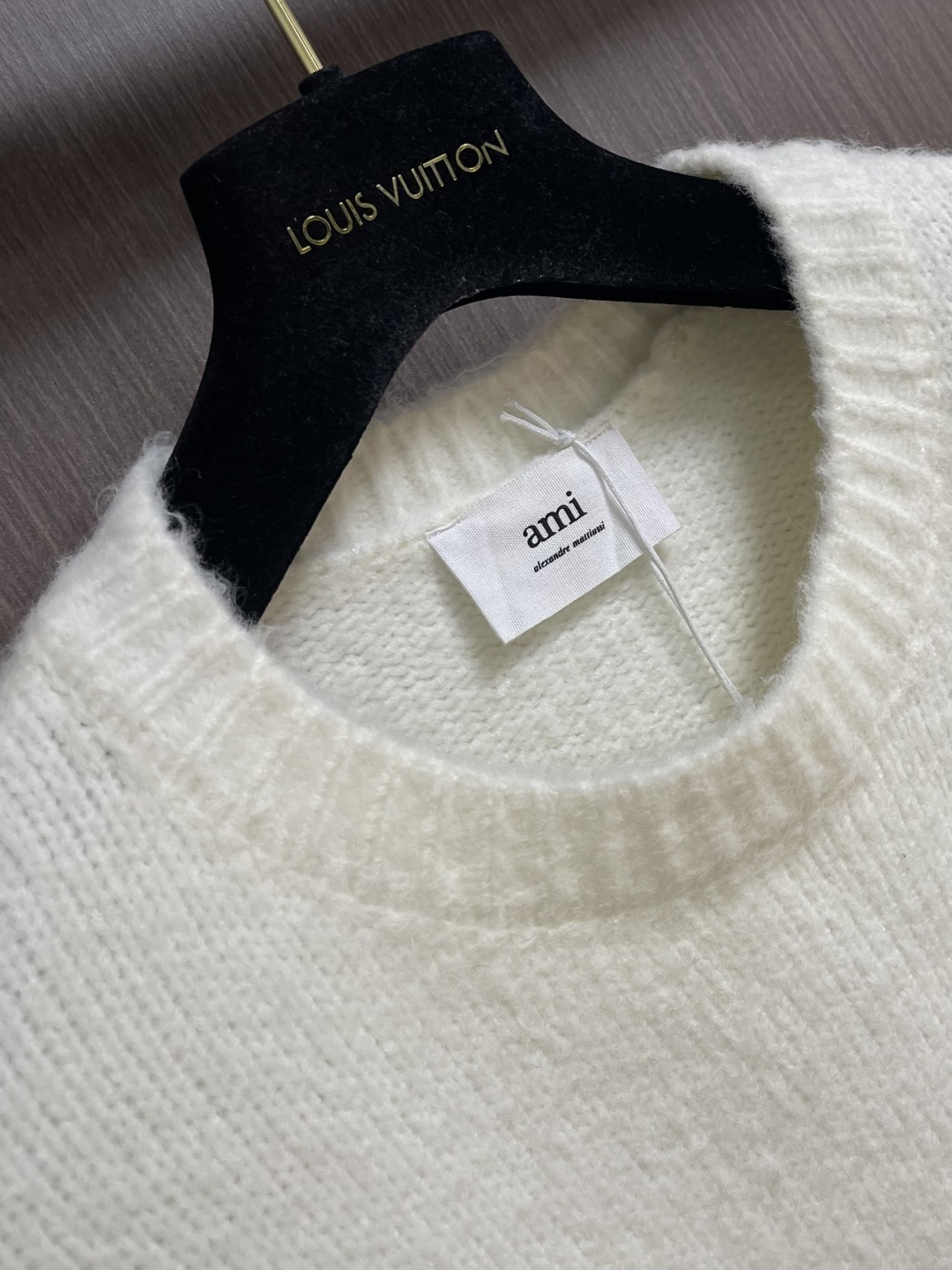 AMI PARIS 爱心刺绣圆领毛衣，定织定染奢柔美丽诺羊毛，德国进口机提花组织而成，精确地控制纱线的排