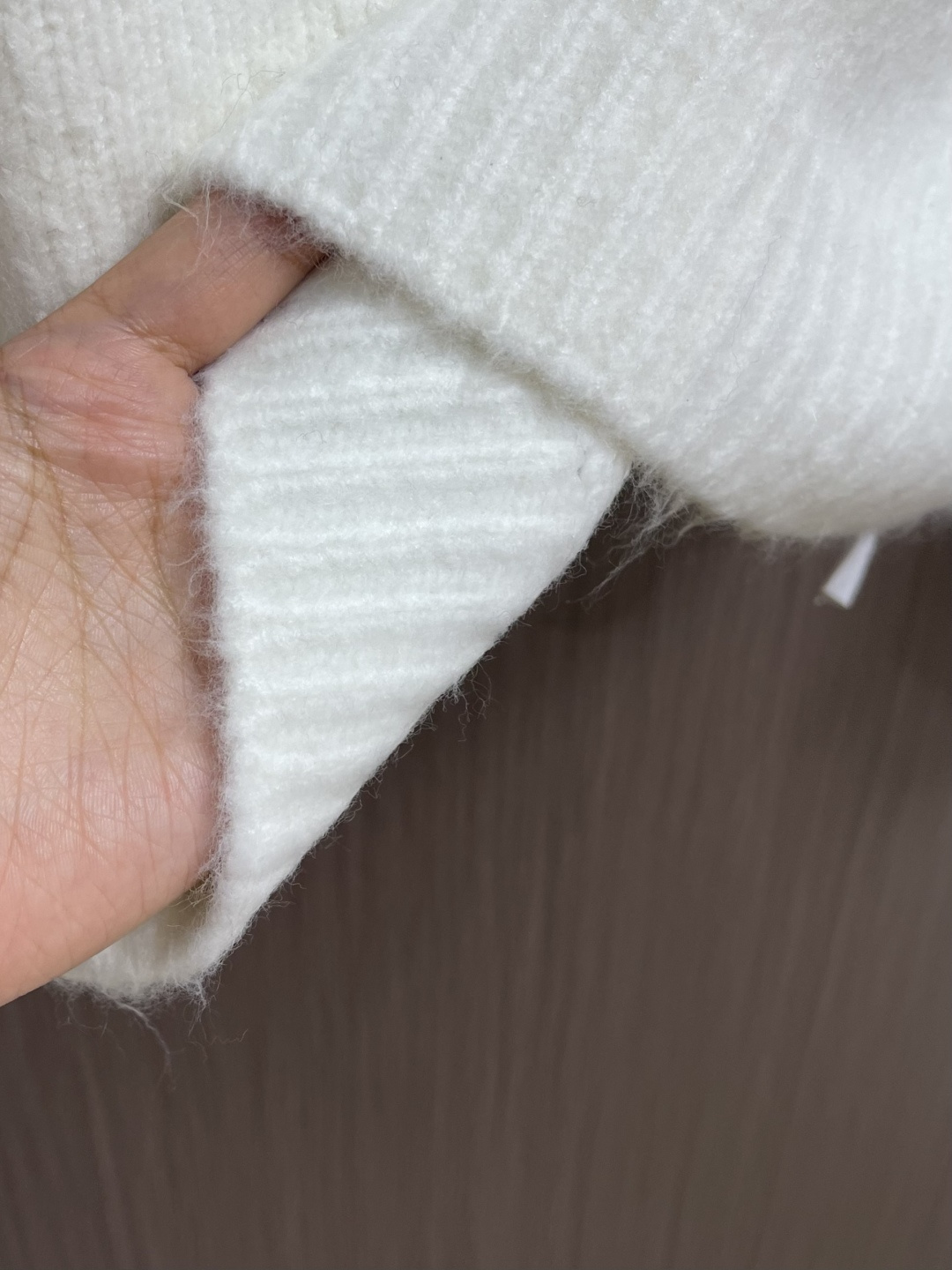 AMI PARIS 爱心刺绣圆领毛衣，定织定染奢柔美丽诺羊毛，德国进口机提花组织而成，精确地控制纱线的排