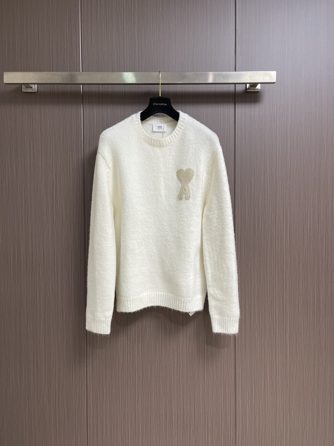 AMI PARIS 爱心刺绣圆领毛衣，定织定染奢柔美丽诺羊毛，德国进口机提花组织而成，精确地控制纱线的排