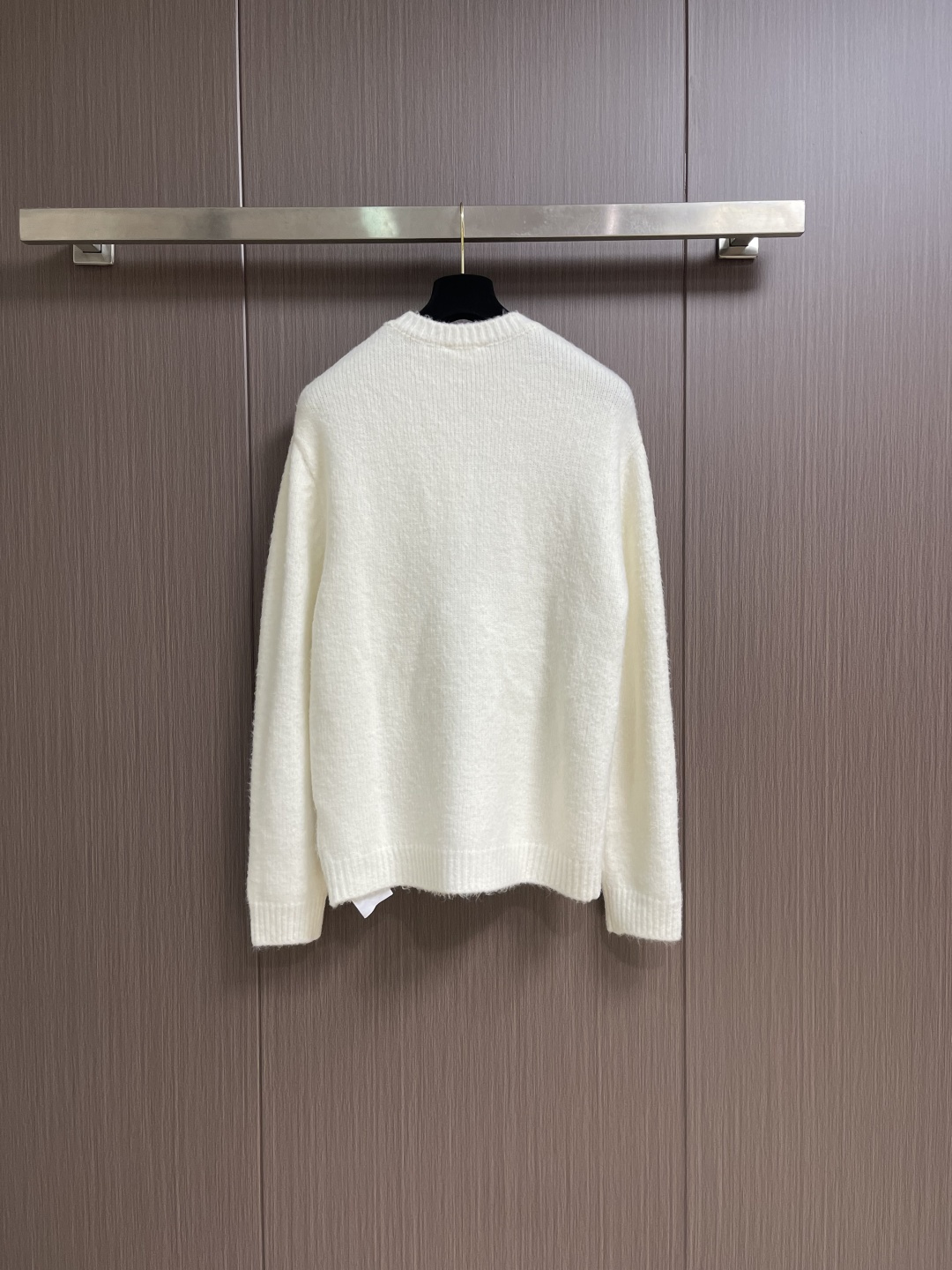 AMI PARIS 爱心刺绣圆领毛衣，定织定染奢柔美丽诺羊毛，德国进口机提花组织而成，精确地控制纱线的排