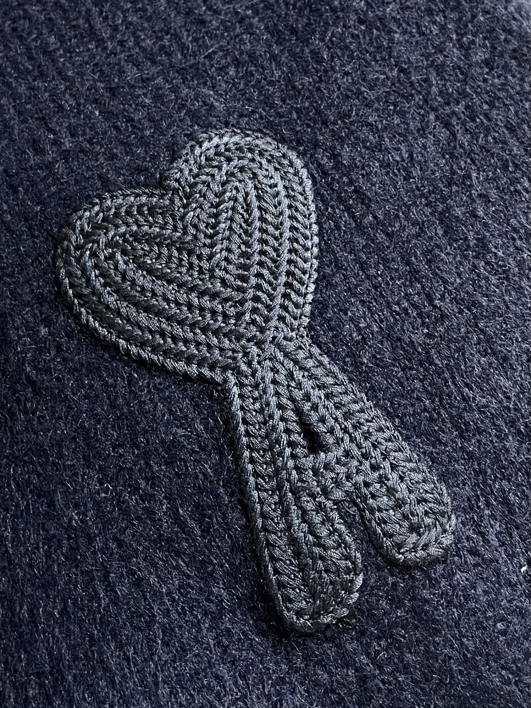 AMI PARIS 爱心刺绣圆领毛衣，定织定染奢柔美丽诺羊毛，德国进口机提花组织而成，精确地控制纱线的排