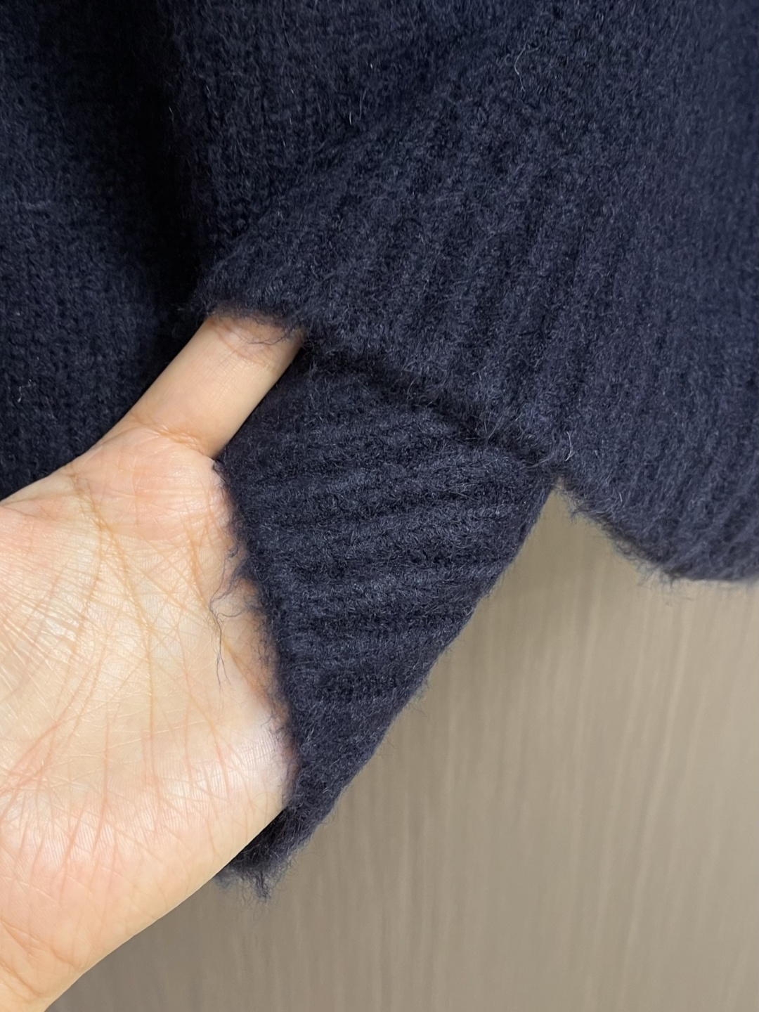 AMI PARIS 爱心刺绣圆领毛衣，定织定染奢柔美丽诺羊毛，德国进口机提花组织而成，精确地控制纱线的排