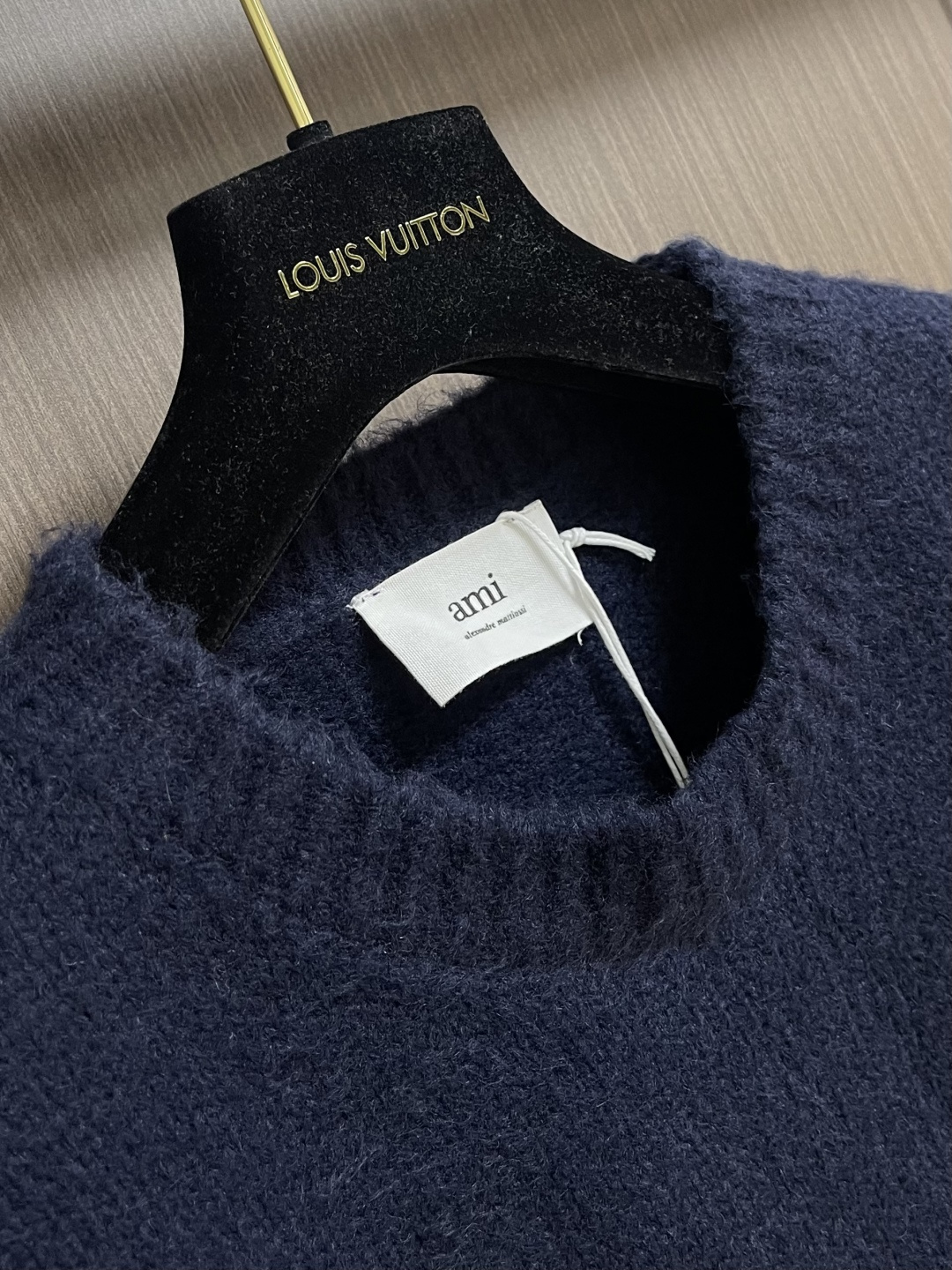 AMI PARIS 爱心刺绣圆领毛衣，定织定染奢柔美丽诺羊毛，德国进口机提花组织而成，精确地控制纱线的排