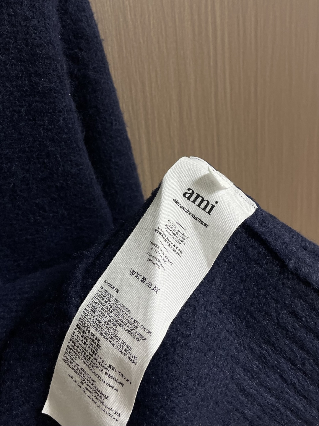 AMI PARIS 爱心刺绣圆领毛衣，定织定染奢柔美丽诺羊毛，德国进口机提花组织而成，精确地控制纱线的排