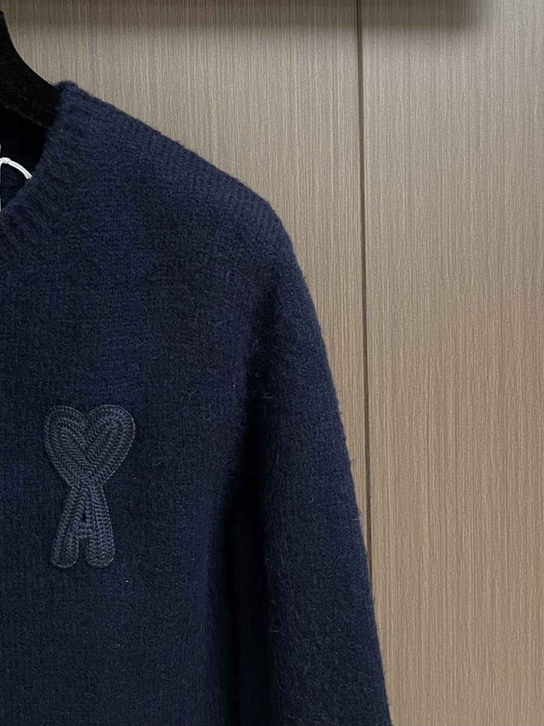 AMI PARIS 爱心刺绣圆领毛衣，定织定染奢柔美丽诺羊毛，德国进口机提花组织而成，精确地控制纱线的排