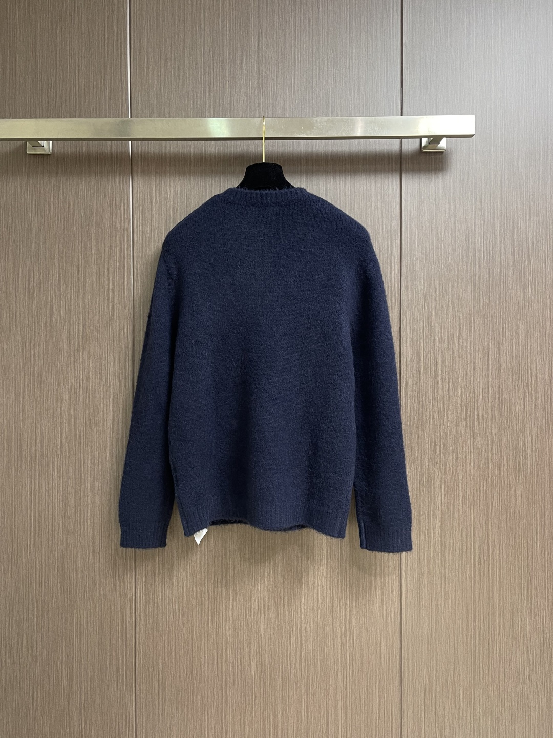 AMI PARIS 爱心刺绣圆领毛衣，定织定染奢柔美丽诺羊毛，德国进口机提花组织而成，精确地控制纱线的排