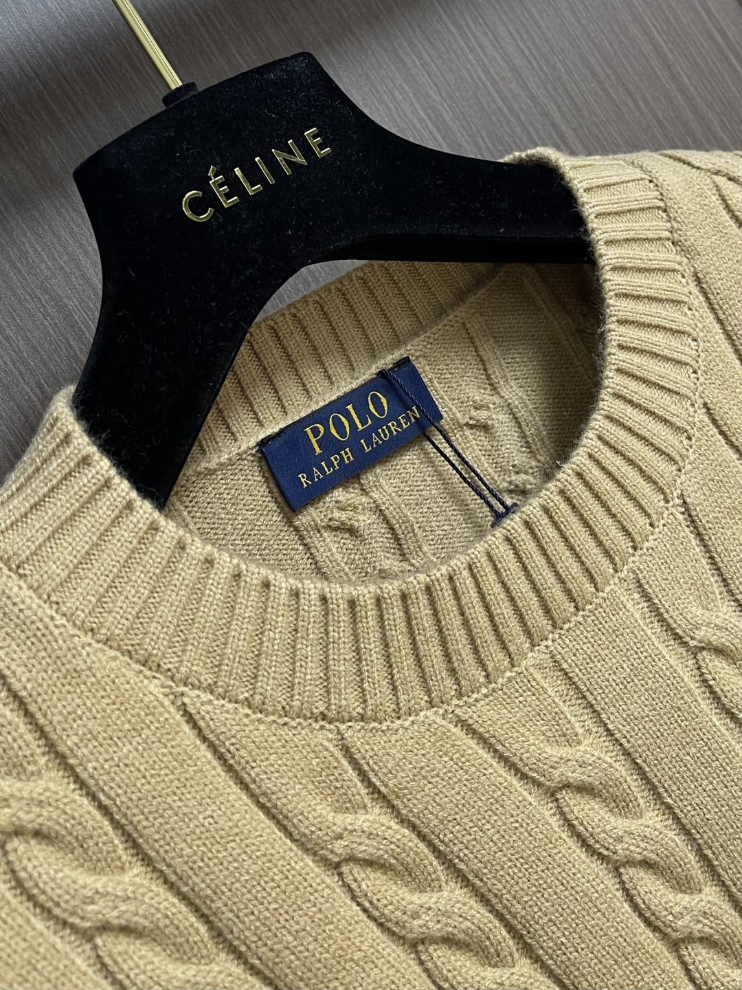 RalP🆕h Lauren 绞花编结圆领针织毛衣，采用经典麻花编织工艺，纹理饱满立体，触感柔软且保暖性佳