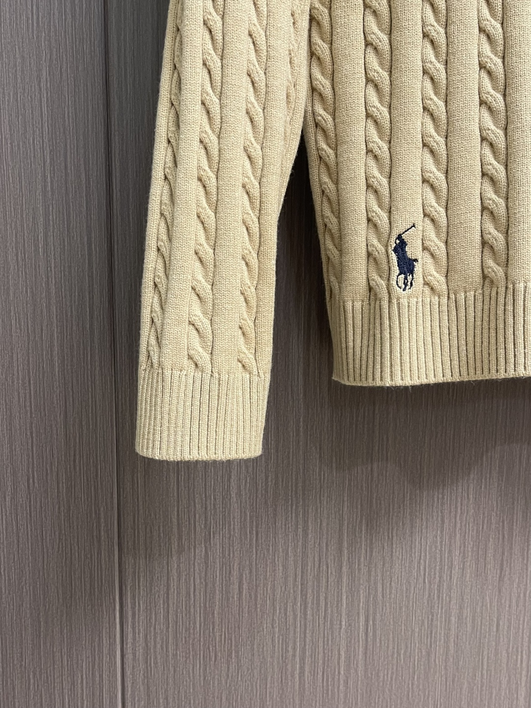 RalP🆕h Lauren 绞花编结圆领针织毛衣，采用经典麻花编织工艺，纹理饱满立体，触感柔软且保暖性佳