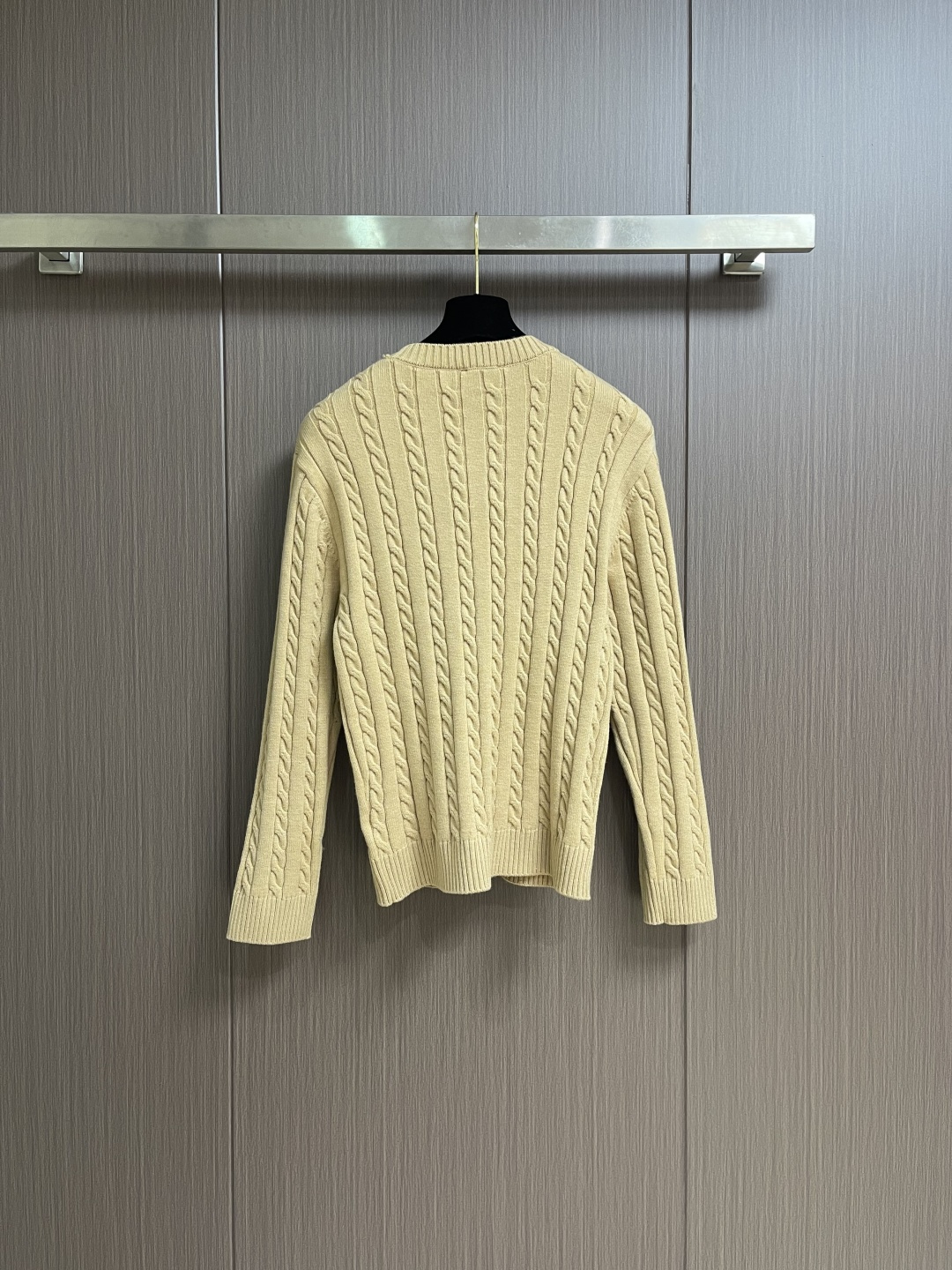 RalP🆕h Lauren 绞花编结圆领针织毛衣，采用经典麻花编织工艺，纹理饱满立体，触感柔软且保暖性佳