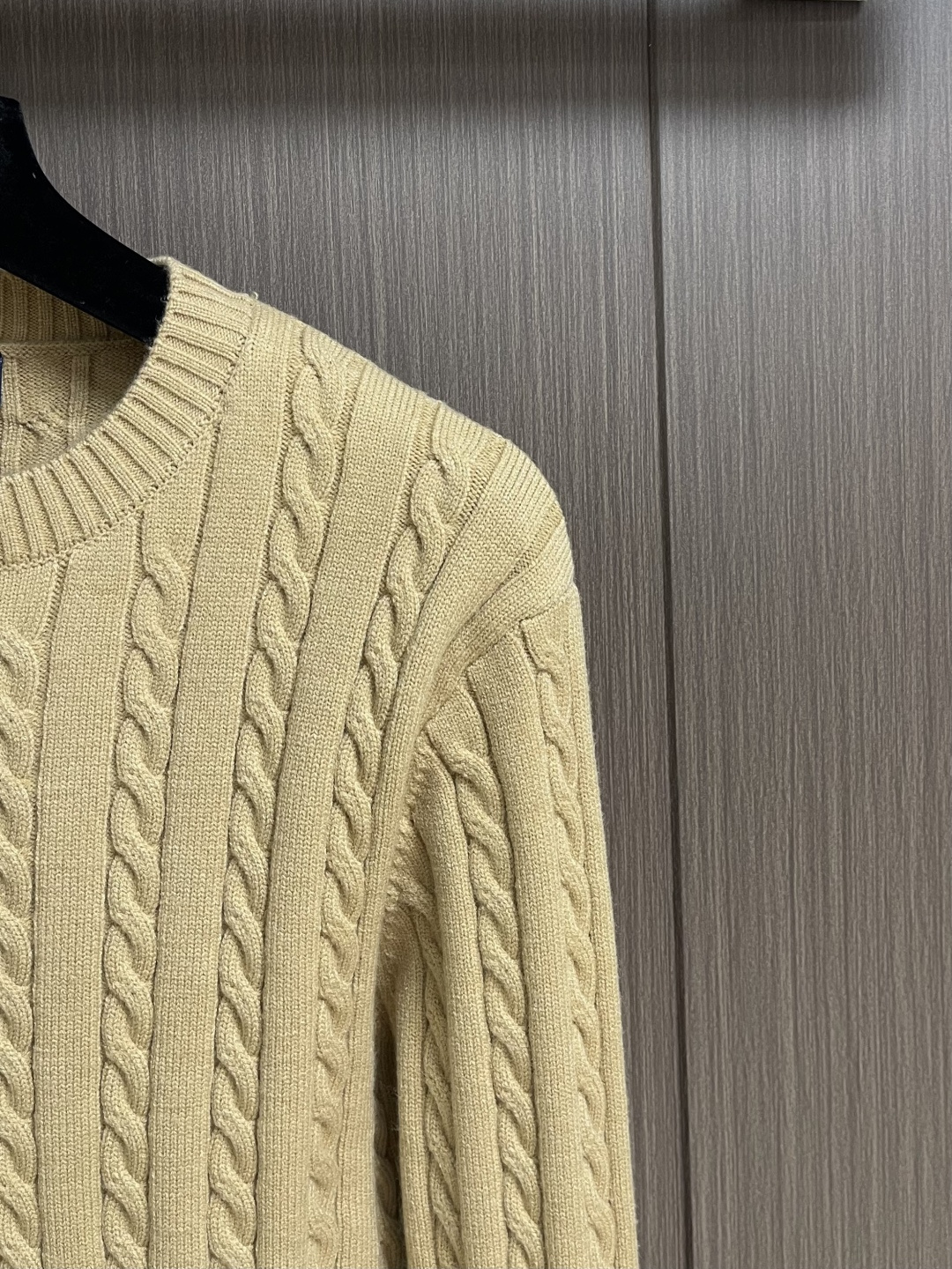 RalP🆕h Lauren 绞花编结圆领针织毛衣，采用经典麻花编织工艺，纹理饱满立体，触感柔软且保暖性佳