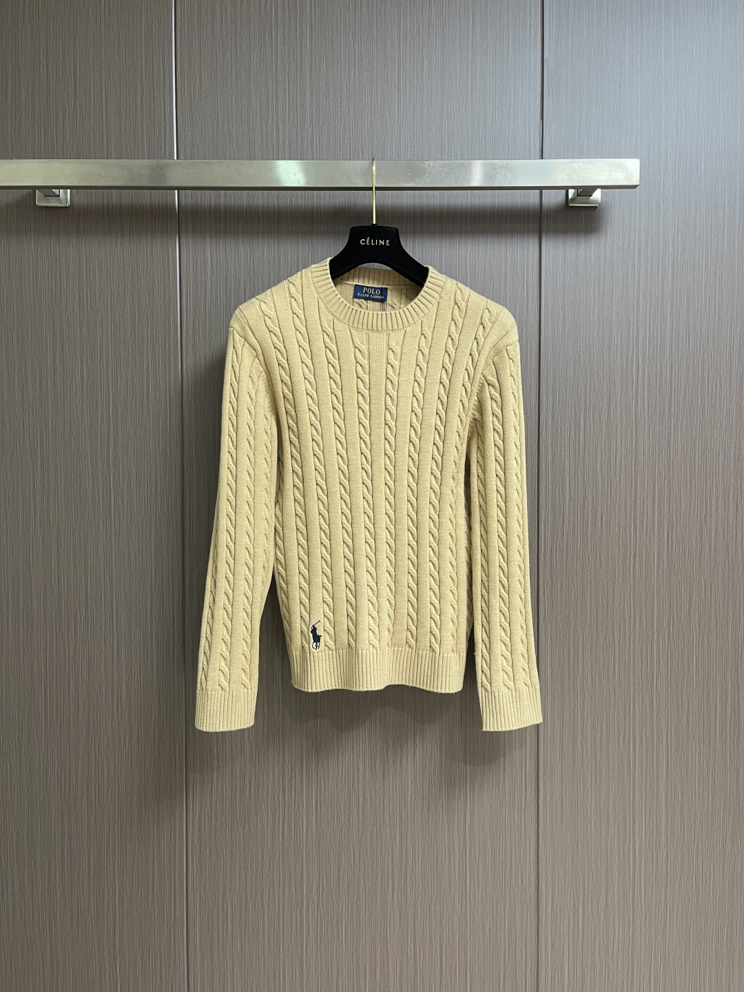 RalP🆕h Lauren 绞花编结圆领针织毛衣，采用经典麻花编织工艺，纹理饱满立体，触感柔软且保暖性佳