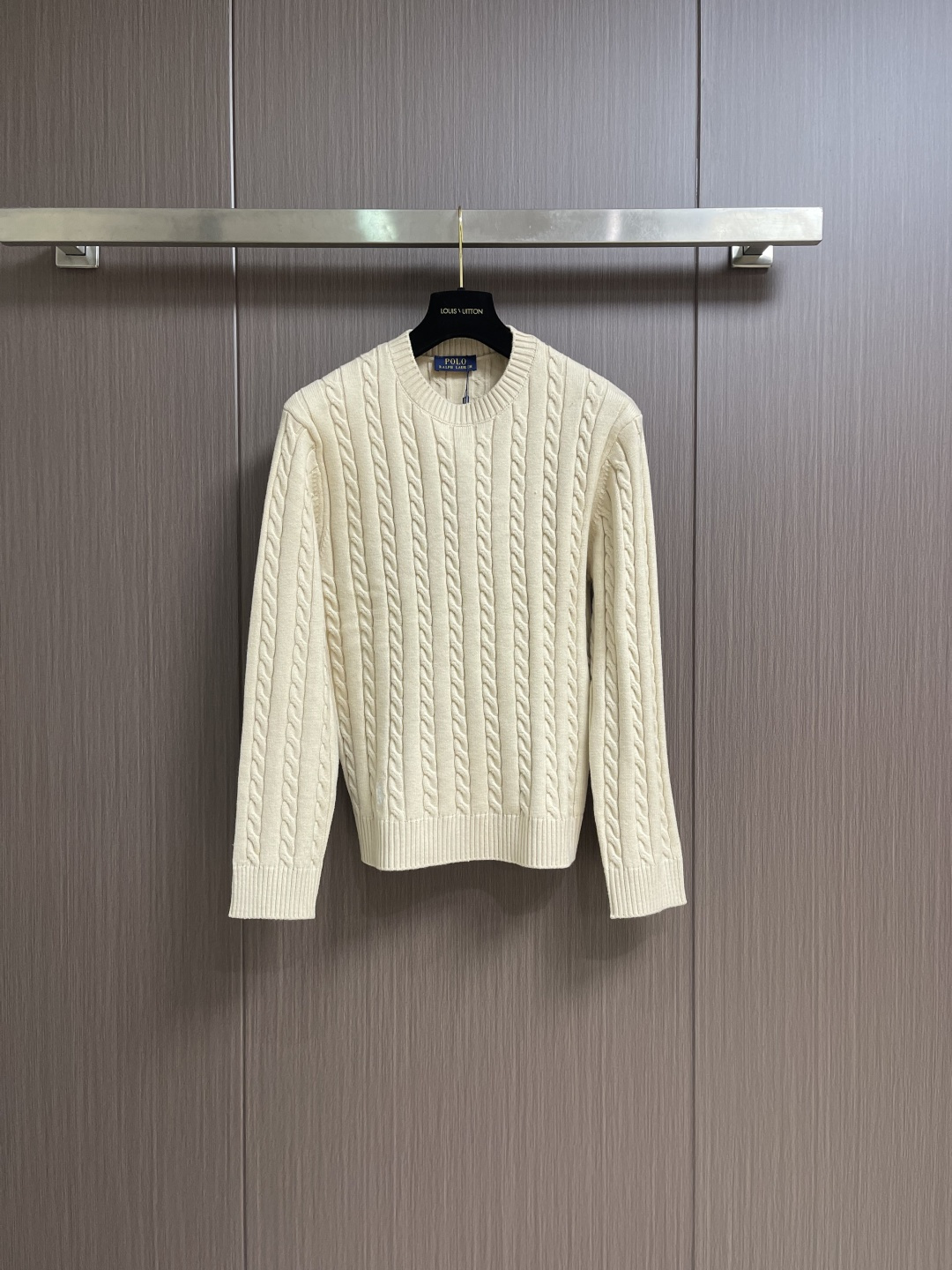 RalP🆕h Lauren 绞花编结圆领针织毛衣，采用经典麻花编织工艺，纹理饱满立体，触感柔软且保暖性佳