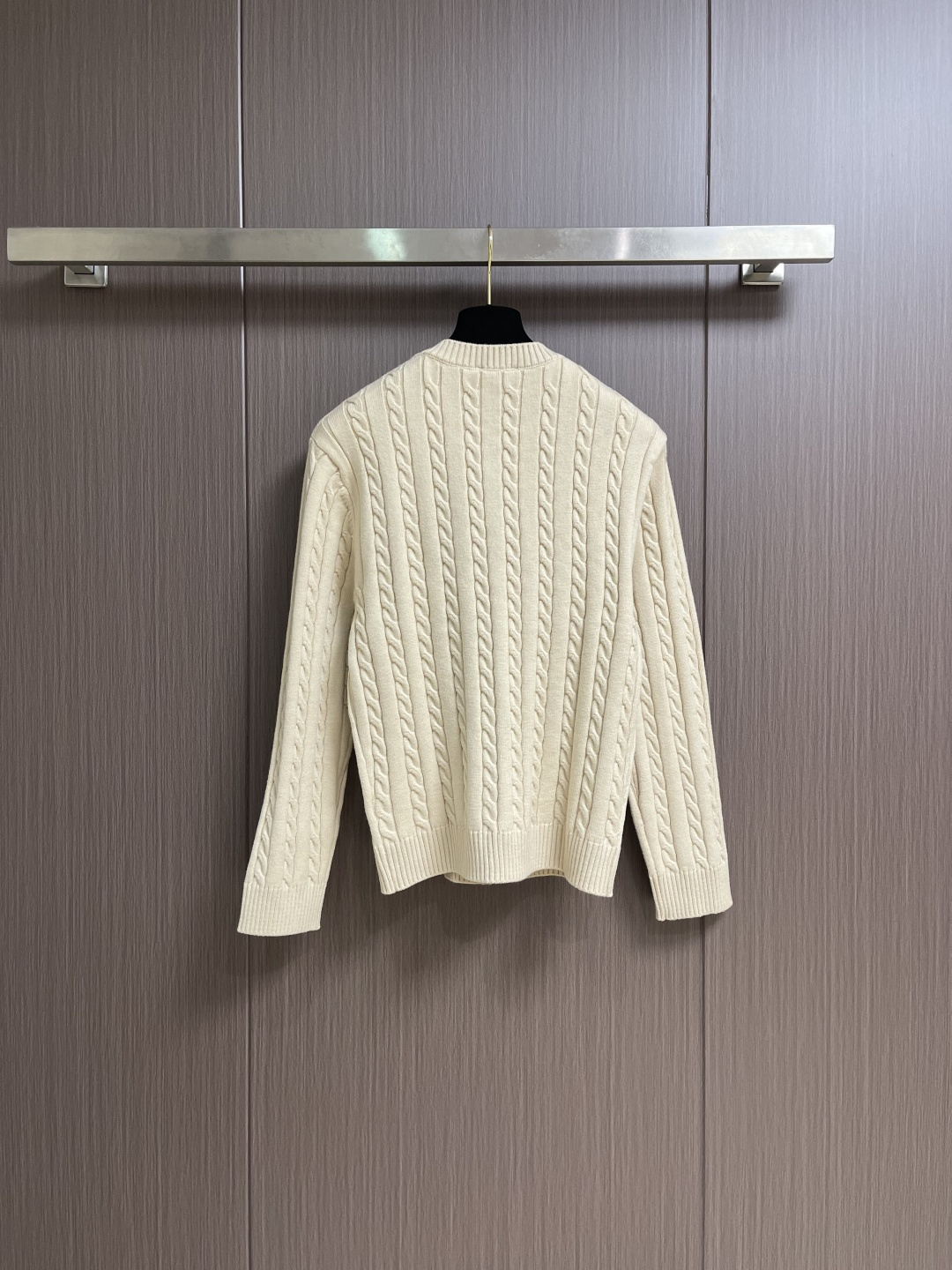 RalP🆕h Lauren 绞花编结圆领针织毛衣，采用经典麻花编织工艺，纹理饱满立体，触感柔软且保暖性佳