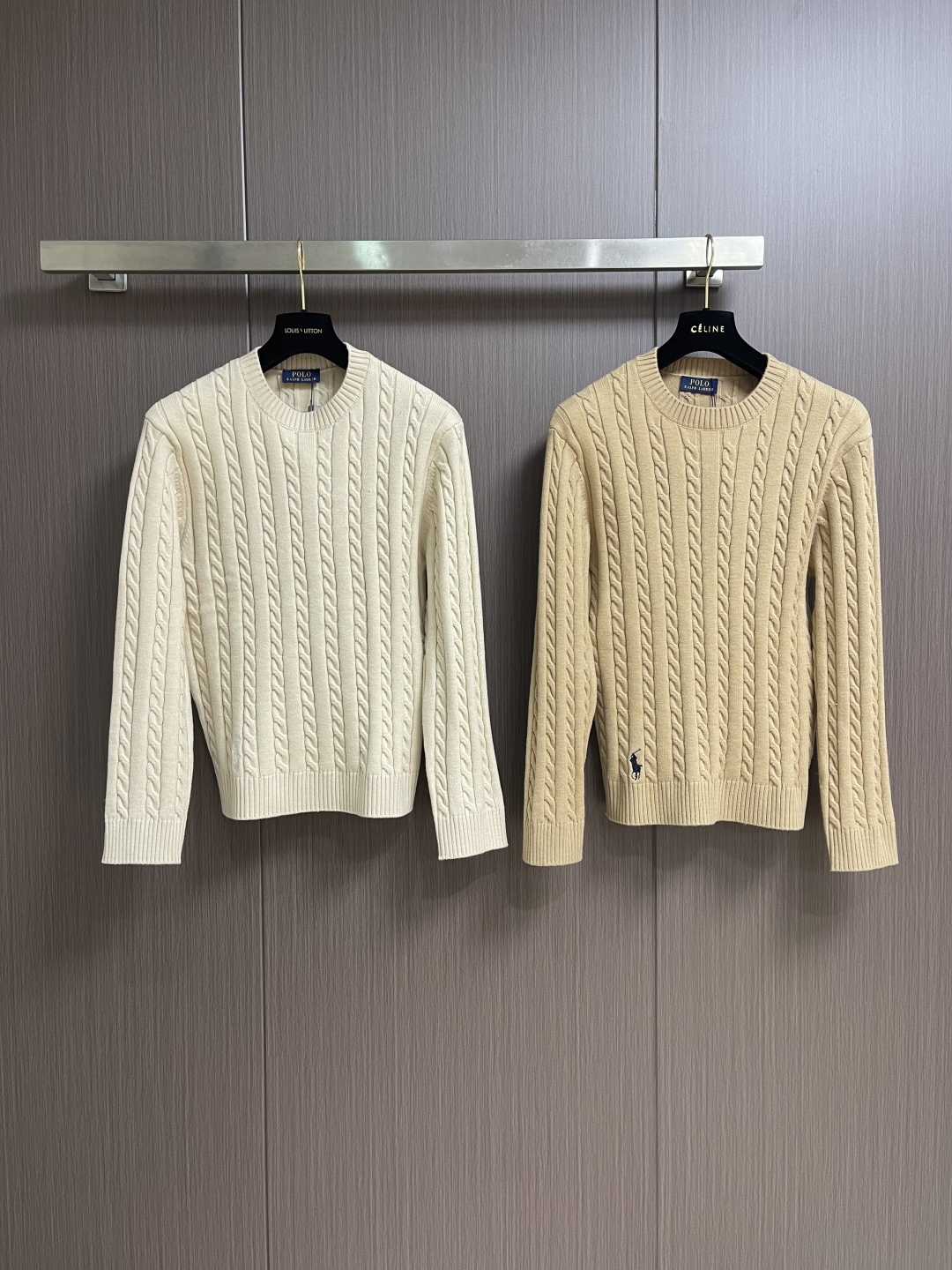 RalP🆕h Lauren 绞花编结圆领针织毛衣，采用经典麻花编织工艺，纹理饱满立体，触感柔软且保暖性佳