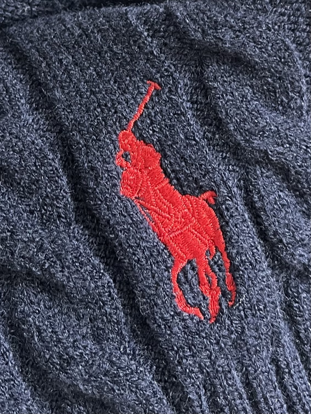 RalP🆕h Lauren 绞花编结圆领针织毛衣，采用经典麻花编织工艺，纹理饱满立体，触感柔软且保暖性佳