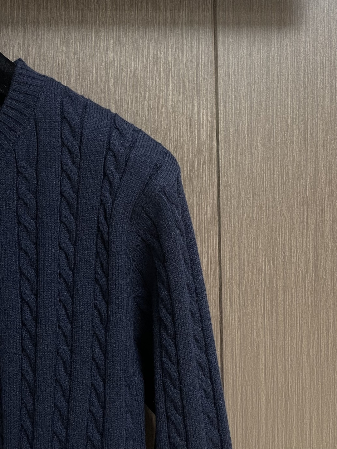 RalP🆕h Lauren 绞花编结圆领针织毛衣，采用经典麻花编织工艺，纹理饱满立体，触感柔软且保暖性佳