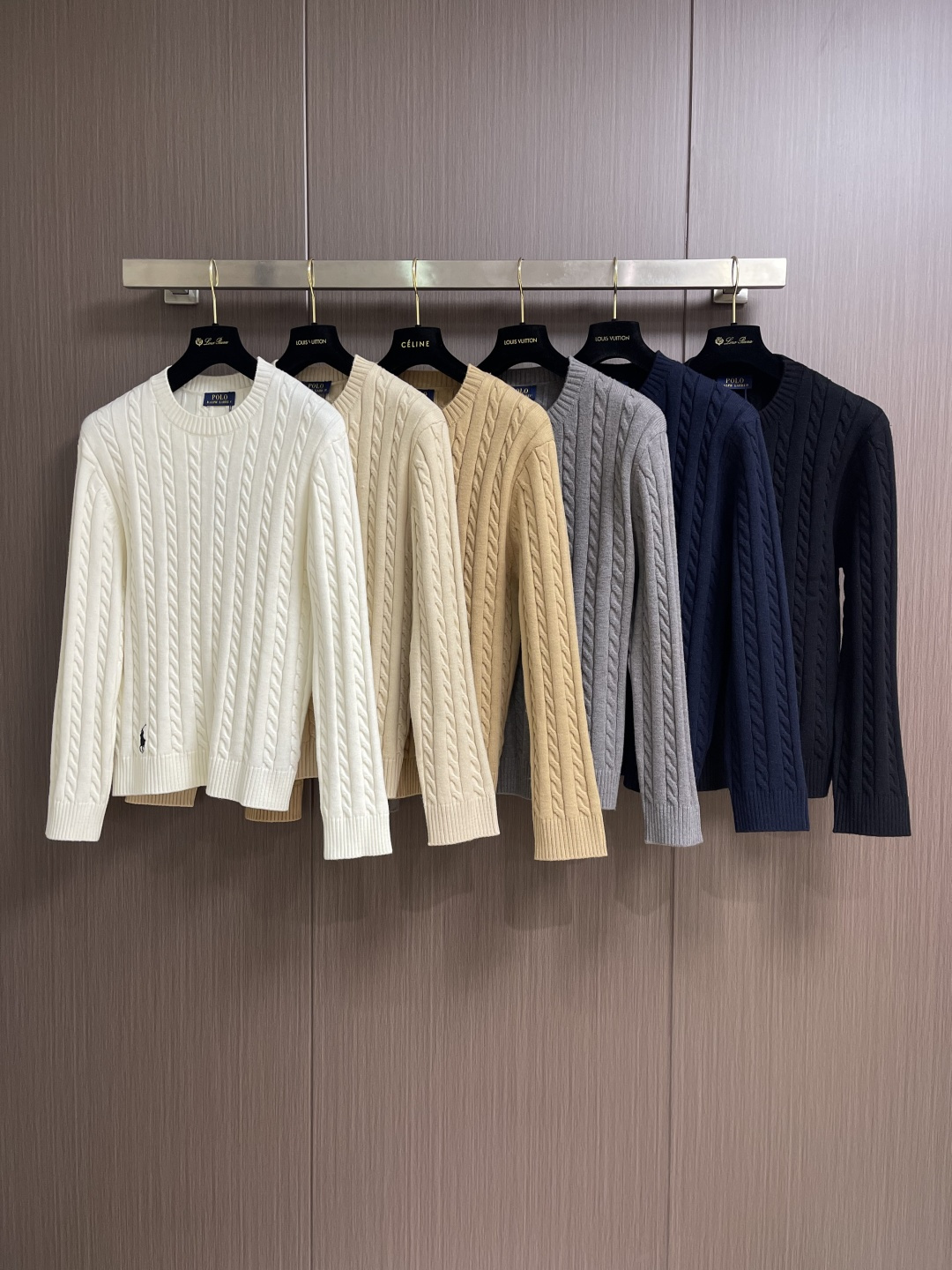 RalP🆕h Lauren 绞花编结圆领针织毛衣，采用经典麻花编织工艺，纹理饱满立体，触感柔软且保暖性佳