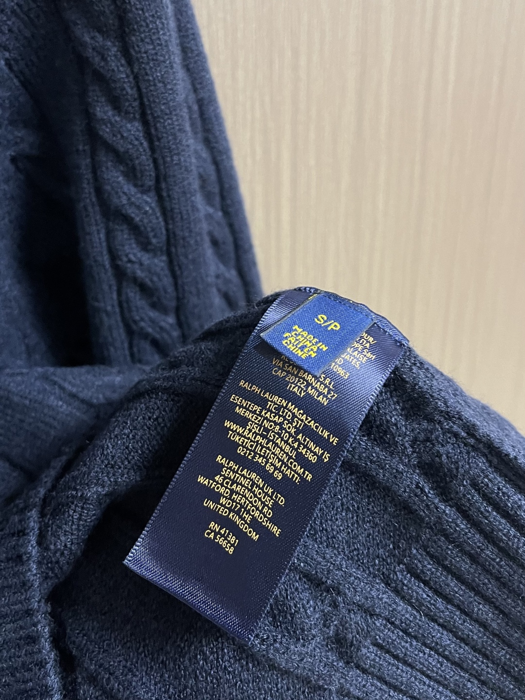 RalP🆕h Lauren 绞花编结圆领针织毛衣，采用经典麻花编织工艺，纹理饱满立体，触感柔软且保暖性佳