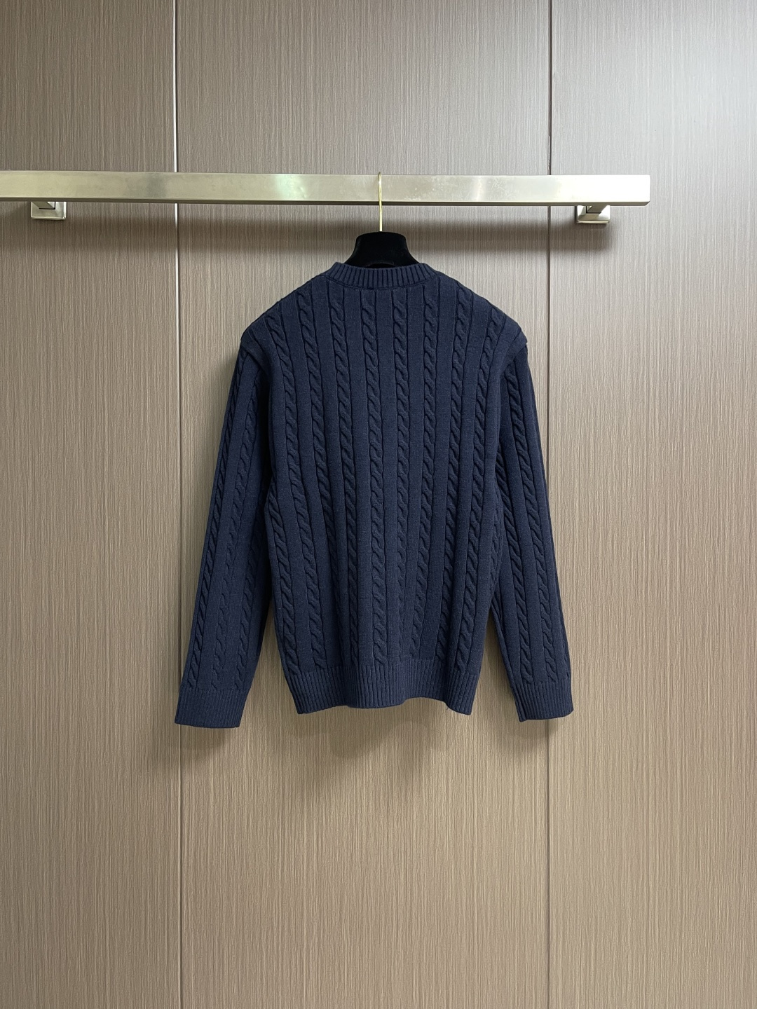 RalP🆕h Lauren 绞花编结圆领针织毛衣，采用经典麻花编织工艺，纹理饱满立体，触感柔软且保暖性佳