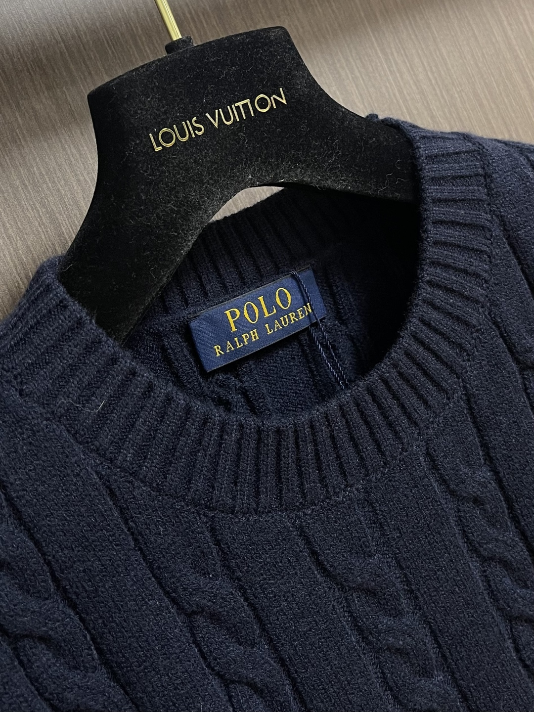 RalP🆕h Lauren 绞花编结圆领针织毛衣，采用经典麻花编织工艺，纹理饱满立体，触感柔软且保暖性佳