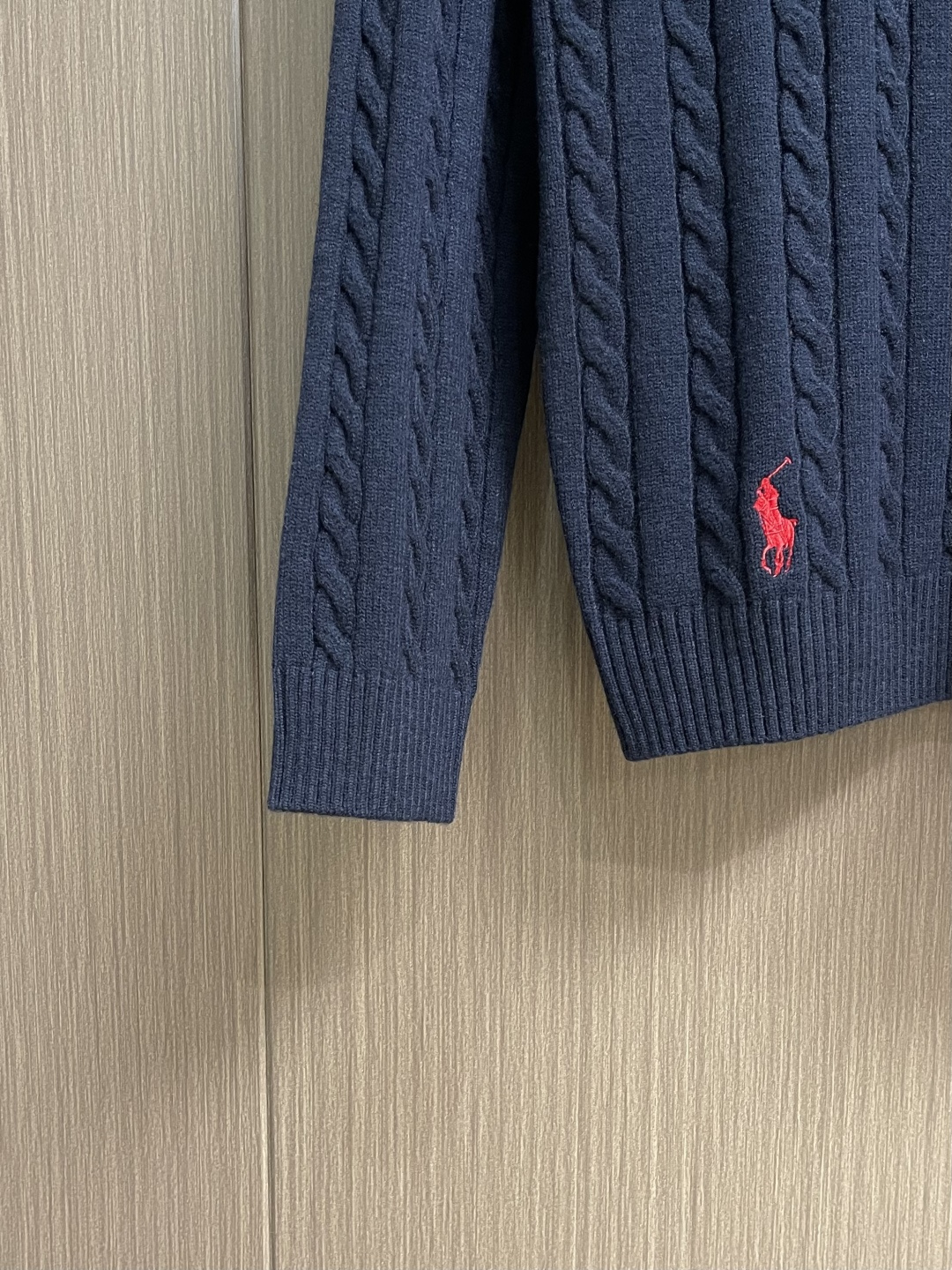 RalP🆕h Lauren 绞花编结圆领针织毛衣，采用经典麻花编织工艺，纹理饱满立体，触感柔软且保暖性佳