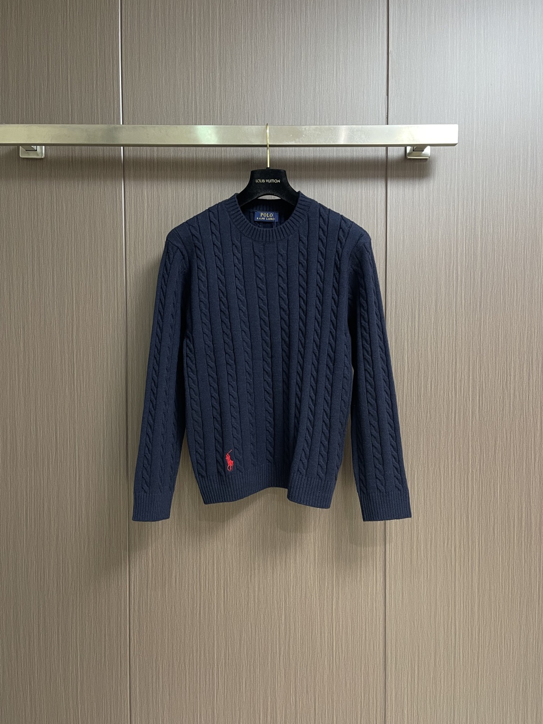 RalP🆕h Lauren 绞花编结圆领针织毛衣，采用经典麻花编织工艺，纹理饱满立体，触感柔软且保暖性佳