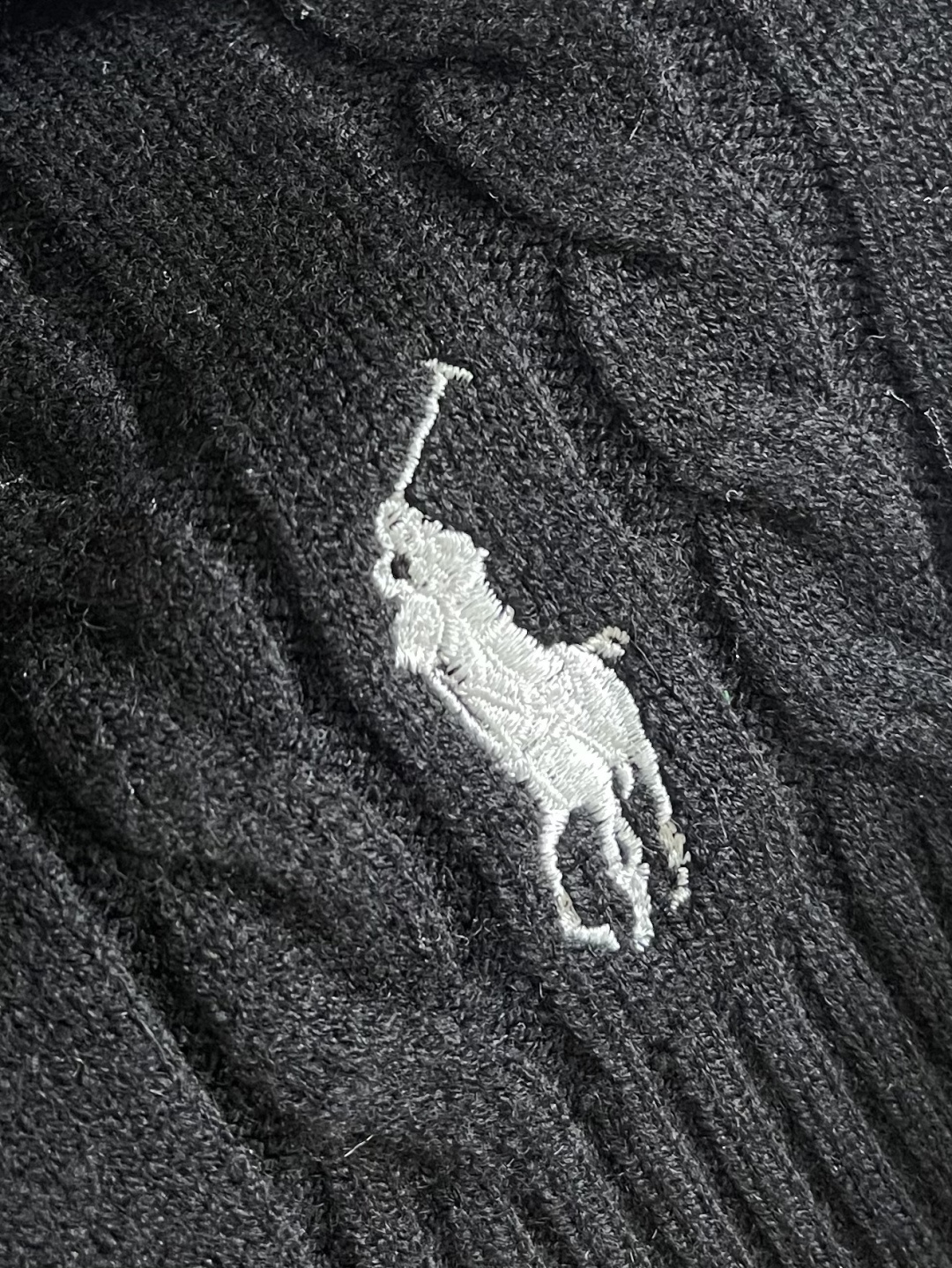 RalP🆕h Lauren 绞花编结圆领针织毛衣，采用经典麻花编织工艺，纹理饱满立体，触感柔软且保暖性佳