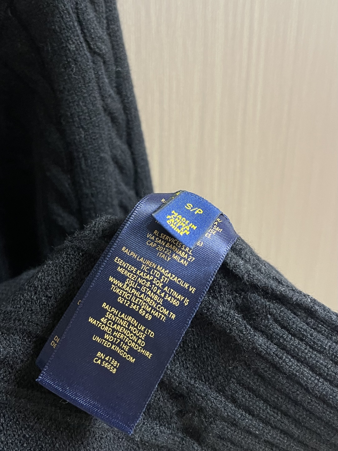 RalP🆕h Lauren 绞花编结圆领针织毛衣，采用经典麻花编织工艺，纹理饱满立体，触感柔软且保暖性佳