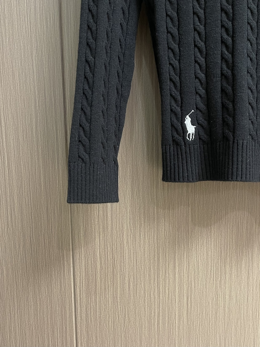 RalP🆕h Lauren 绞花编结圆领针织毛衣，采用经典麻花编织工艺，纹理饱满立体，触感柔软且保暖性佳