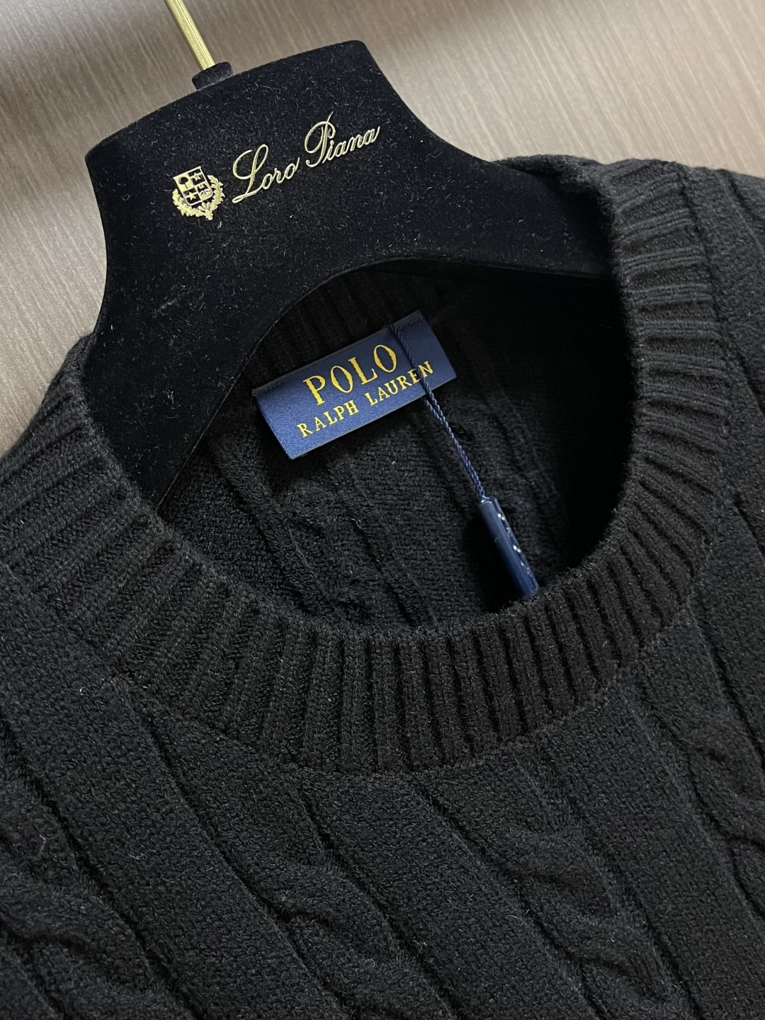 RalP🆕h Lauren 绞花编结圆领针织毛衣，采用经典麻花编织工艺，纹理饱满立体，触感柔软且保暖性佳
