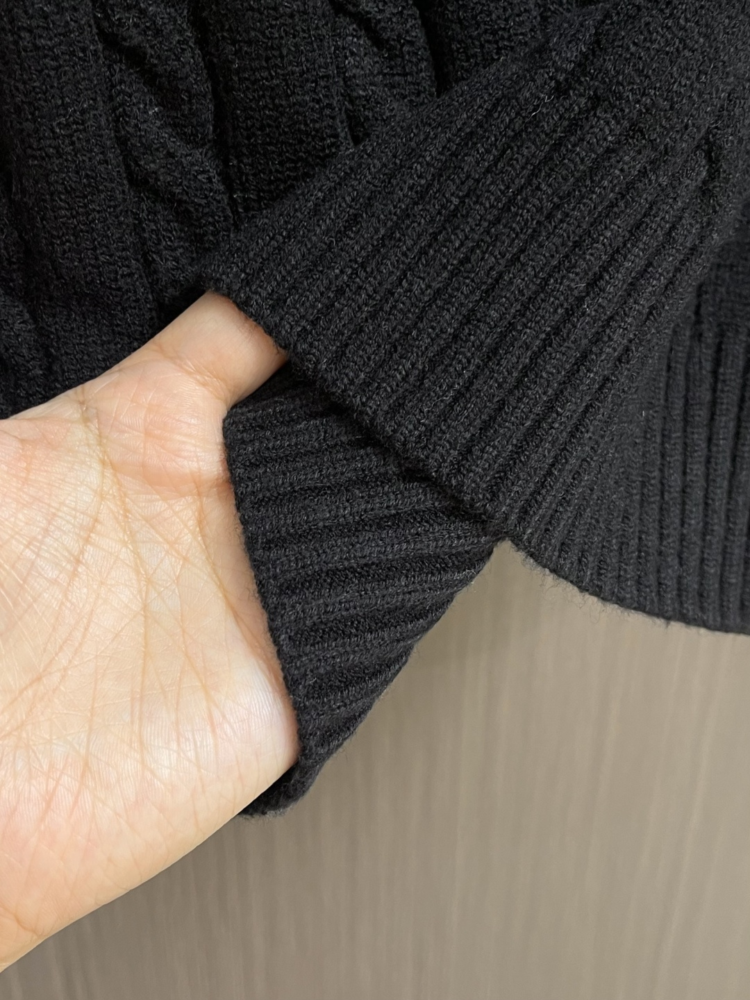 RalP🆕h Lauren 绞花编结圆领针织毛衣，采用经典麻花编织工艺，纹理饱满立体，触感柔软且保暖性佳