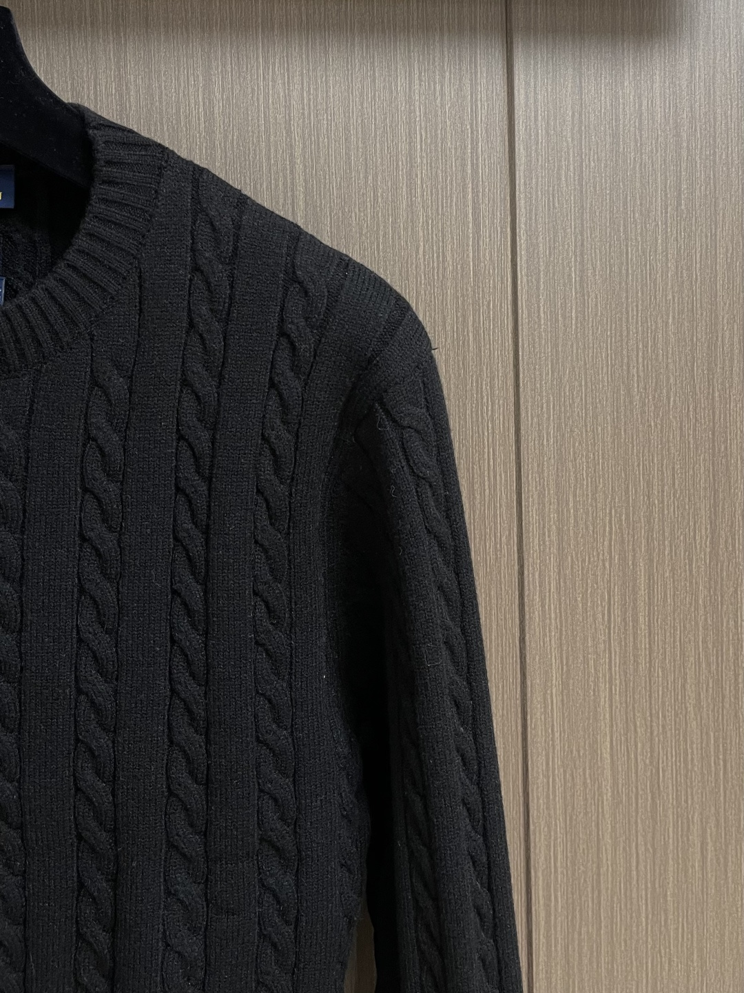 RalP🆕h Lauren 绞花编结圆领针织毛衣，采用经典麻花编织工艺，纹理饱满立体，触感柔软且保暖性佳