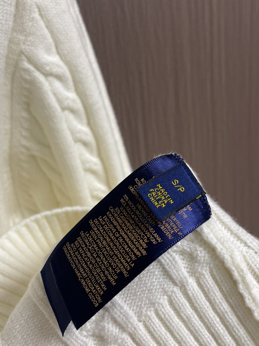 RalP🆕h Lauren 绞花编结圆领针织毛衣，采用经典麻花编织工艺，纹理饱满立体，触感柔软且保暖性佳