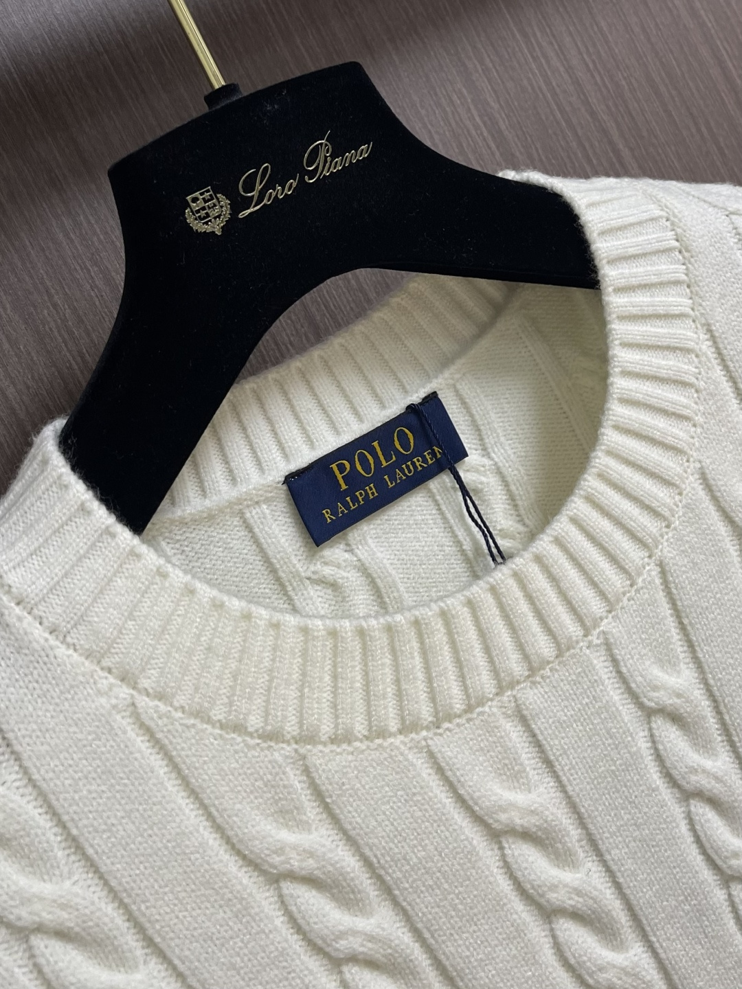 RalP🆕h Lauren 绞花编结圆领针织毛衣，采用经典麻花编织工艺，纹理饱满立体，触感柔软且保暖性佳