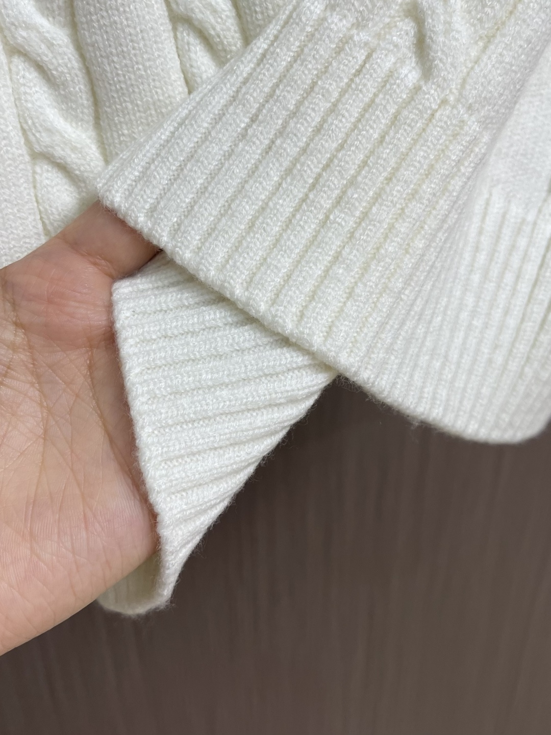 RalP🆕h Lauren 绞花编结圆领针织毛衣，采用经典麻花编织工艺，纹理饱满立体，触感柔软且保暖性佳