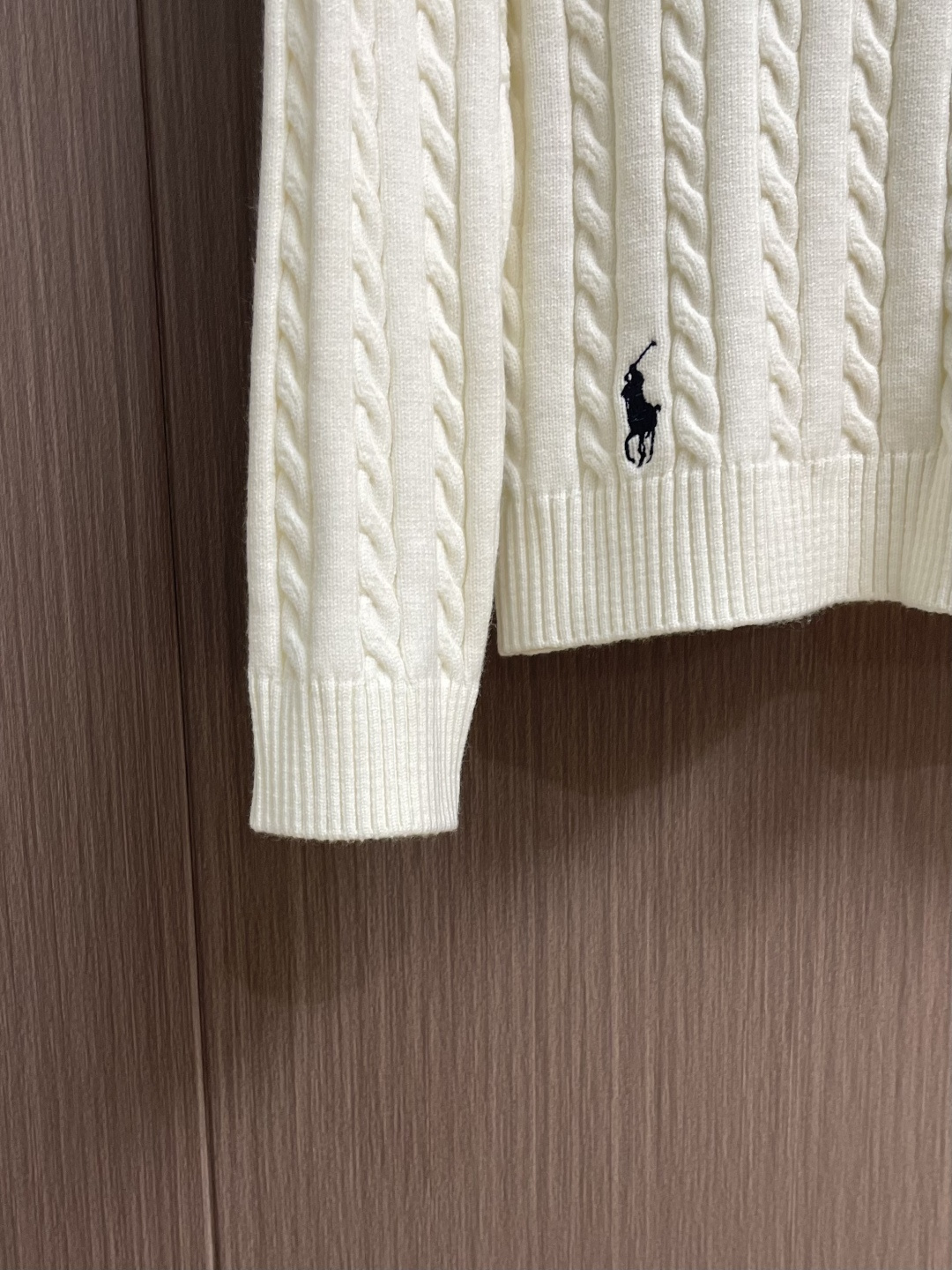 RalP🆕h Lauren 绞花编结圆领针织毛衣，采用经典麻花编织工艺，纹理饱满立体，触感柔软且保暖性佳