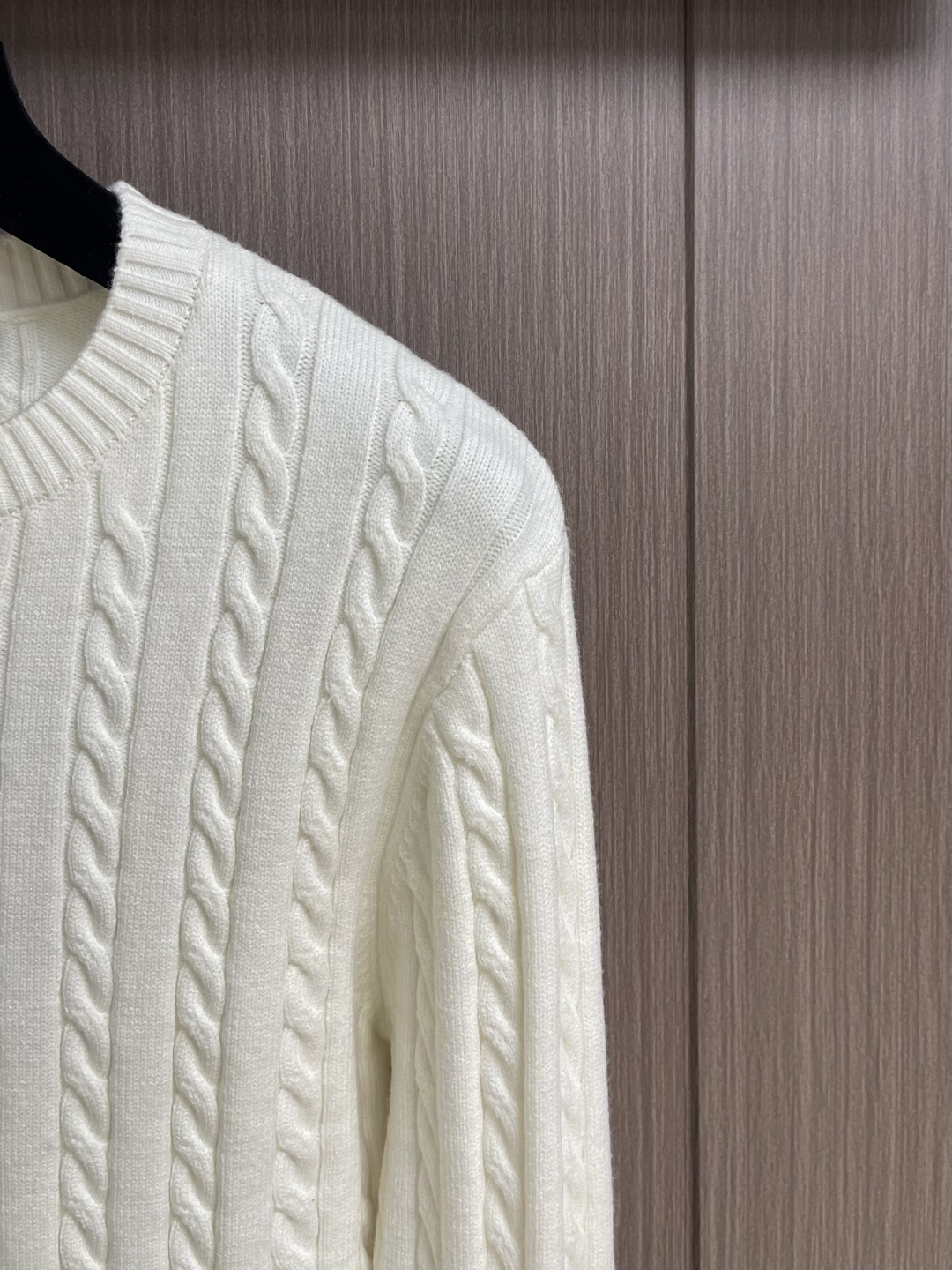 RalP🆕h Lauren 绞花编结圆领针织毛衣，采用经典麻花编织工艺，纹理饱满立体，触感柔软且保暖性佳