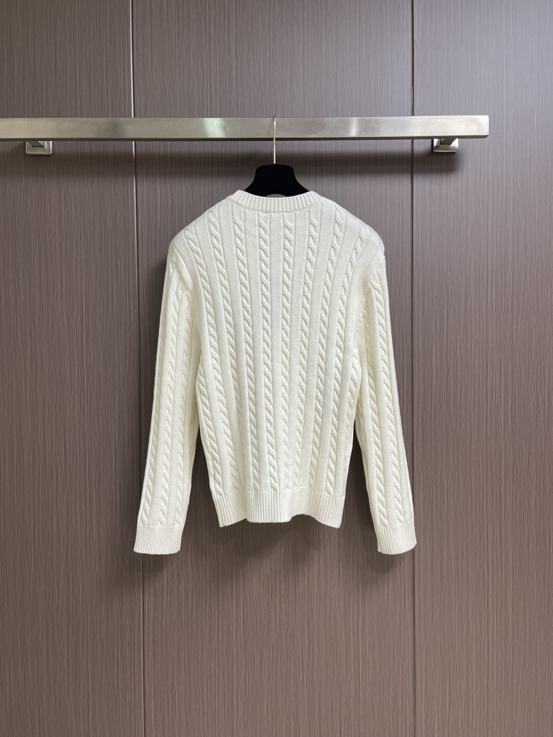 RalP🆕h Lauren 绞花编结圆领针织毛衣，采用经典麻花编织工艺，纹理饱满立体，触感柔软且保暖性佳