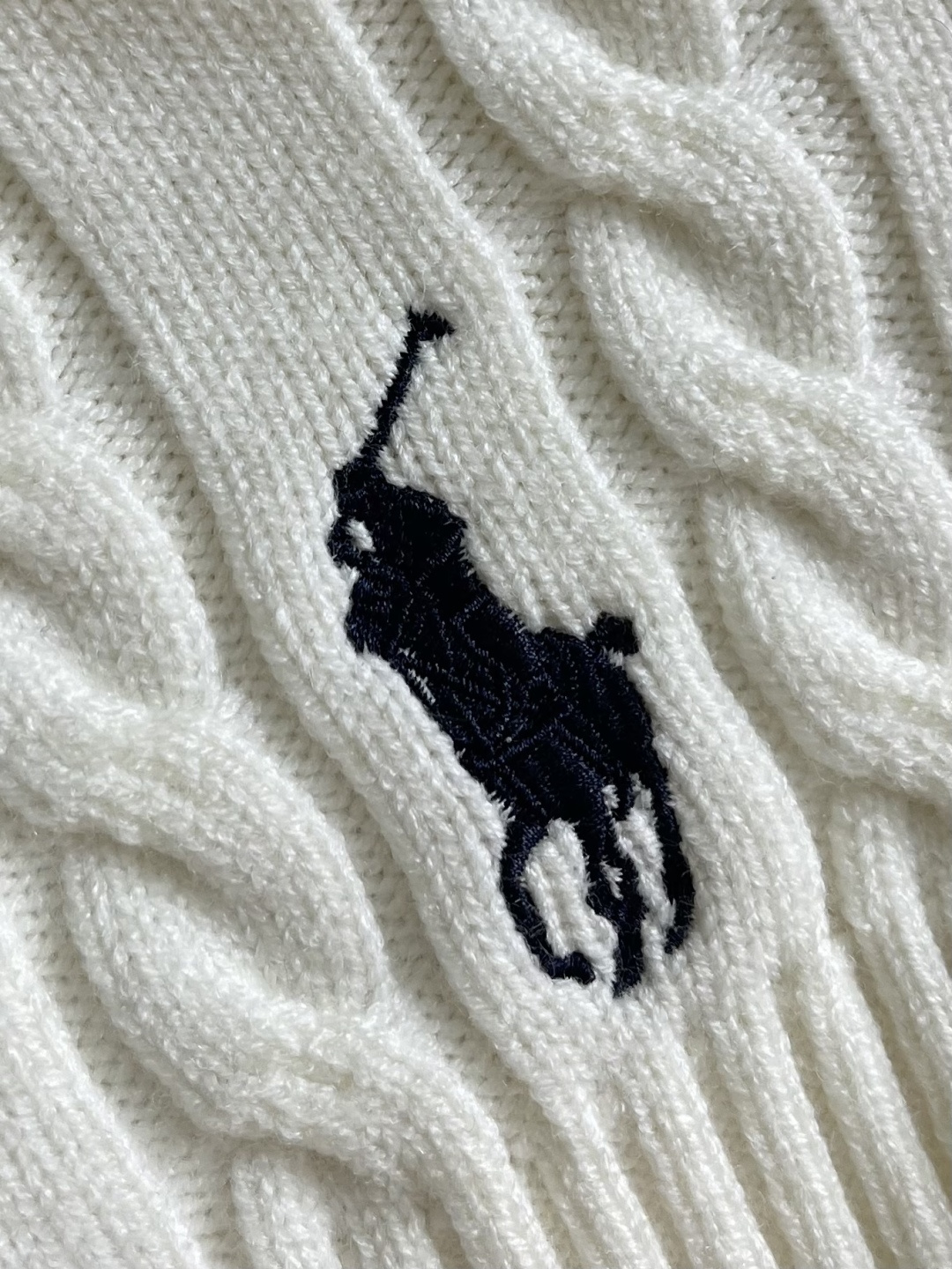 RalP🆕h Lauren 绞花编结圆领针织毛衣，采用经典麻花编织工艺，纹理饱满立体，触感柔软且保暖性佳