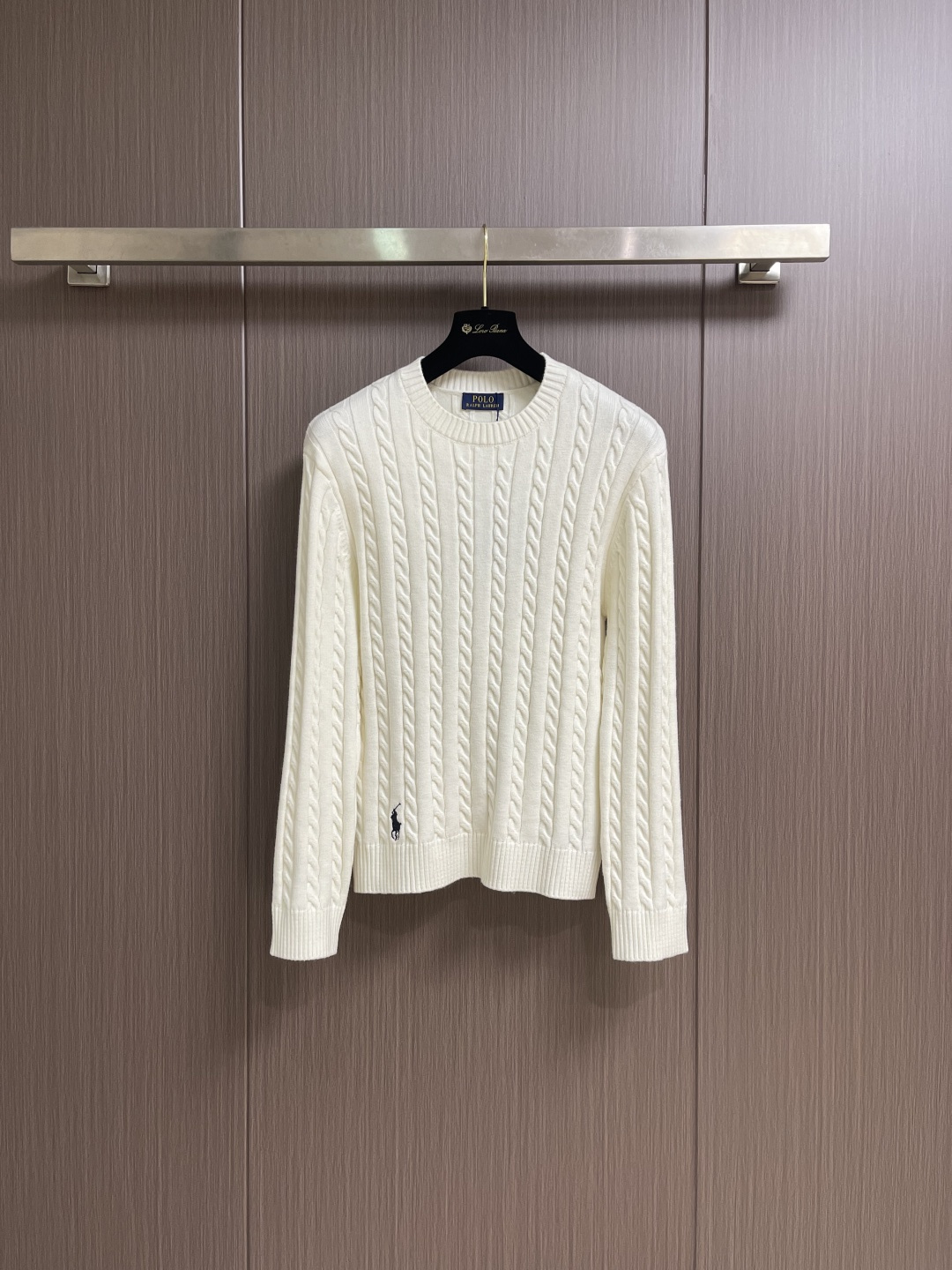 RalP🆕h Lauren 绞花编结圆领针织毛衣，采用经典麻花编织工艺，纹理饱满立体，触感柔软且保暖性佳