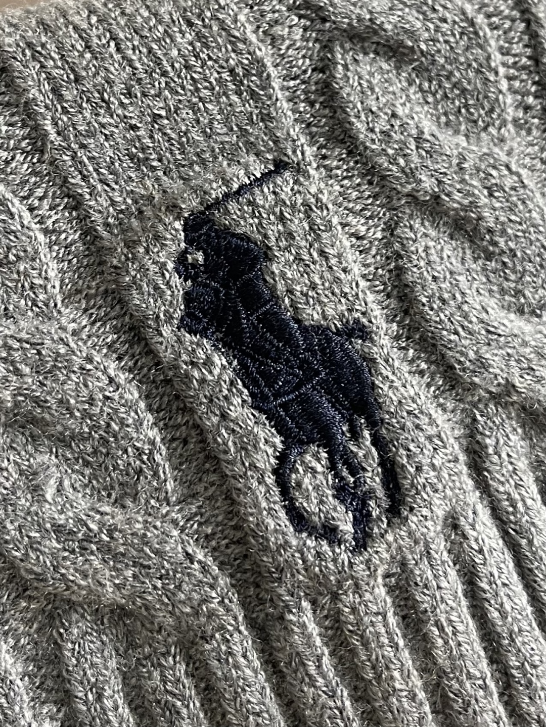 RalP🆕h Lauren 绞花编结圆领针织毛衣，采用经典麻花编织工艺，纹理饱满立体，触感柔软且保暖性佳