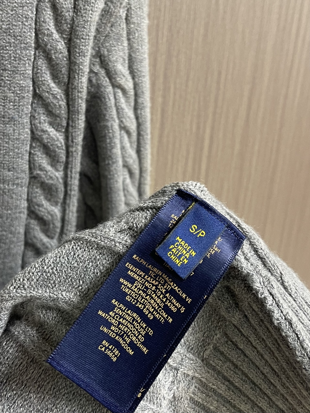 RalP🆕h Lauren 绞花编结圆领针织毛衣，采用经典麻花编织工艺，纹理饱满立体，触感柔软且保暖性佳