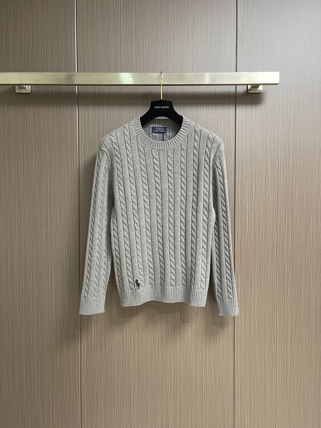 NO:611632,Ralph Lauren  Cable-knitted round-neck knitted sweater, using classic twist knitting technology, has a full three-dimensional texture, soft touch and good warmth retention. The round-neck structure has been precision seamed to ensure that the neckline is stiff and not easy to deform. The brand's pony embroidery logo on the chest is used  High-density silk threads and delicate three-dimensional stitches highlight brand recognition. The overall weaving process adopts high-density weaving, with uniform and coherent twist texture, and the body is flat and has no missed stitches. From fabric selection to control of embroidery details, every process is reflected  Rah Lauren's pursuit of craftsmanship precision and American classic style, the overall routing is straight and delicate, the fabric is comfortable and soft, and the color is consistent without color difference. It can be matched with the same style to create a fashionable look and control various occasions. Customized accessories, complete with three standards, same style for men and women!  Sizes S-XXL S size Bust 100 Shoulder width 45 Length 65 Sleeve length 56.5 M Size Bust 104 Shoulder width 47 Dress length 67 Sleeve length 57.5 Large Size Bust 108 Shoulder width 49 Dress length 69 Sleeve length 58.5  Clothing length 73, sleeve length 60.5,,loro piana,sweaters,alexander wang19860909Ralph Lauren 绞花编结圆领针织毛衣,采用经典麻花编织工艺,纹理饱满立体,触感柔软且保暖性佳.圆领结构经精密锁边工艺,确保领口挺括不易变形.胸前品牌小马刺绣标识采用高密度丝线,针脚细腻立体,彰显品牌辨识度.整体编织工艺采用高密度织法,麻花纹理均匀连贯,衣身平整无漏针.从面料甄选到刺绣细节的把控,每一道工序都体现 Rah Lauren对工艺精度与美式经典风格的追求,整体走线平直细腻,面料舒适柔软,颜色一致无色差 能与同款搭配营造时尚造型,驾驭各种场合,定制辅料,三标齐全,男女同款！尺码S-XXL S码 胸围100 肩宽45衣长65 袖长56.5 M码胸围104肩宽47 衣长67袖长57.5 L码 胸围108肩宽49 衣长69 袖长58.5 XL码 胸围112肩宽51衣长71 袖长59.5 XXL码胸围116肩宽53 衣长73袖长60.5,,loro piana,sweaters,alexander wang,Men's clothing