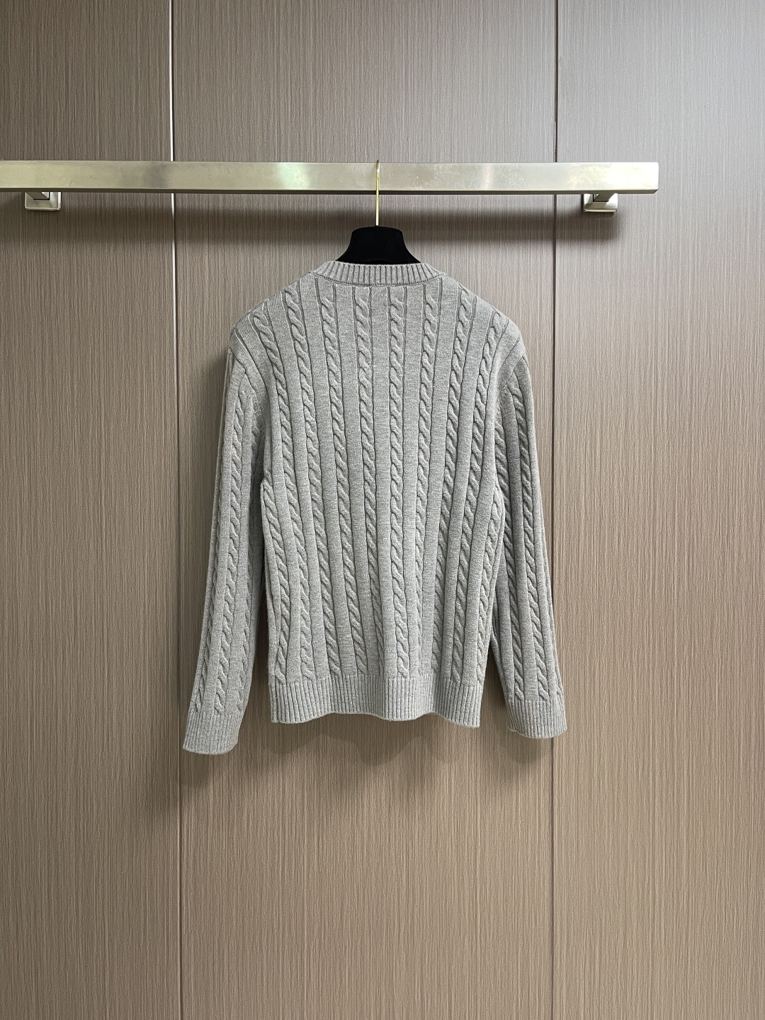 RalP🆕h Lauren 绞花编结圆领针织毛衣，采用经典麻花编织工艺，纹理饱满立体，触感柔软且保暖性佳