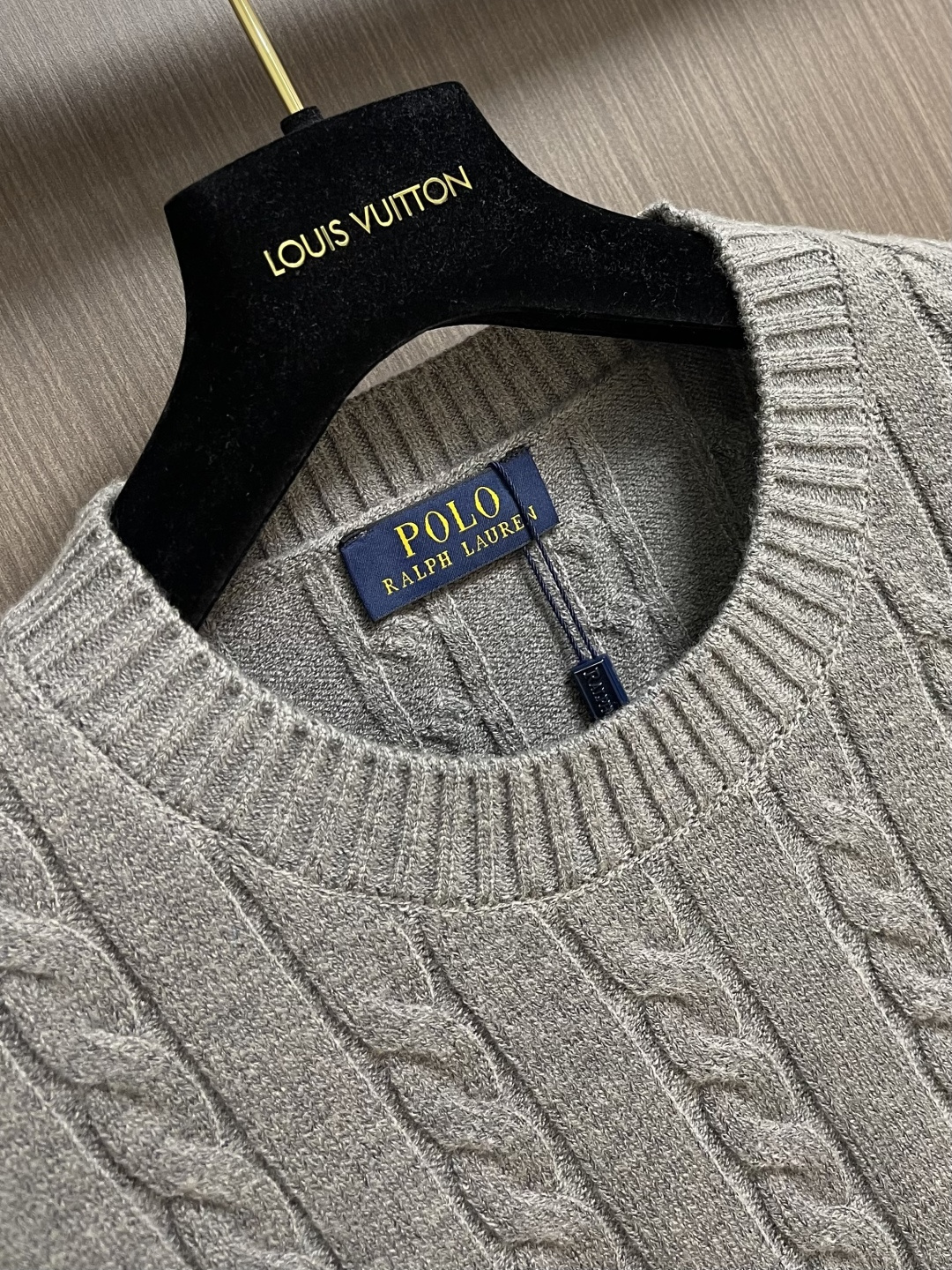 RalP🆕h Lauren 绞花编结圆领针织毛衣，采用经典麻花编织工艺，纹理饱满立体，触感柔软且保暖性佳