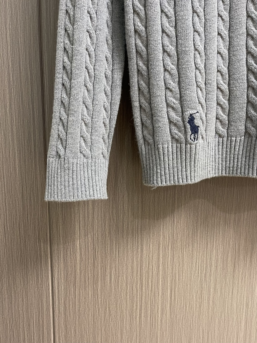 RalP🆕h Lauren 绞花编结圆领针织毛衣，采用经典麻花编织工艺，纹理饱满立体，触感柔软且保暖性佳