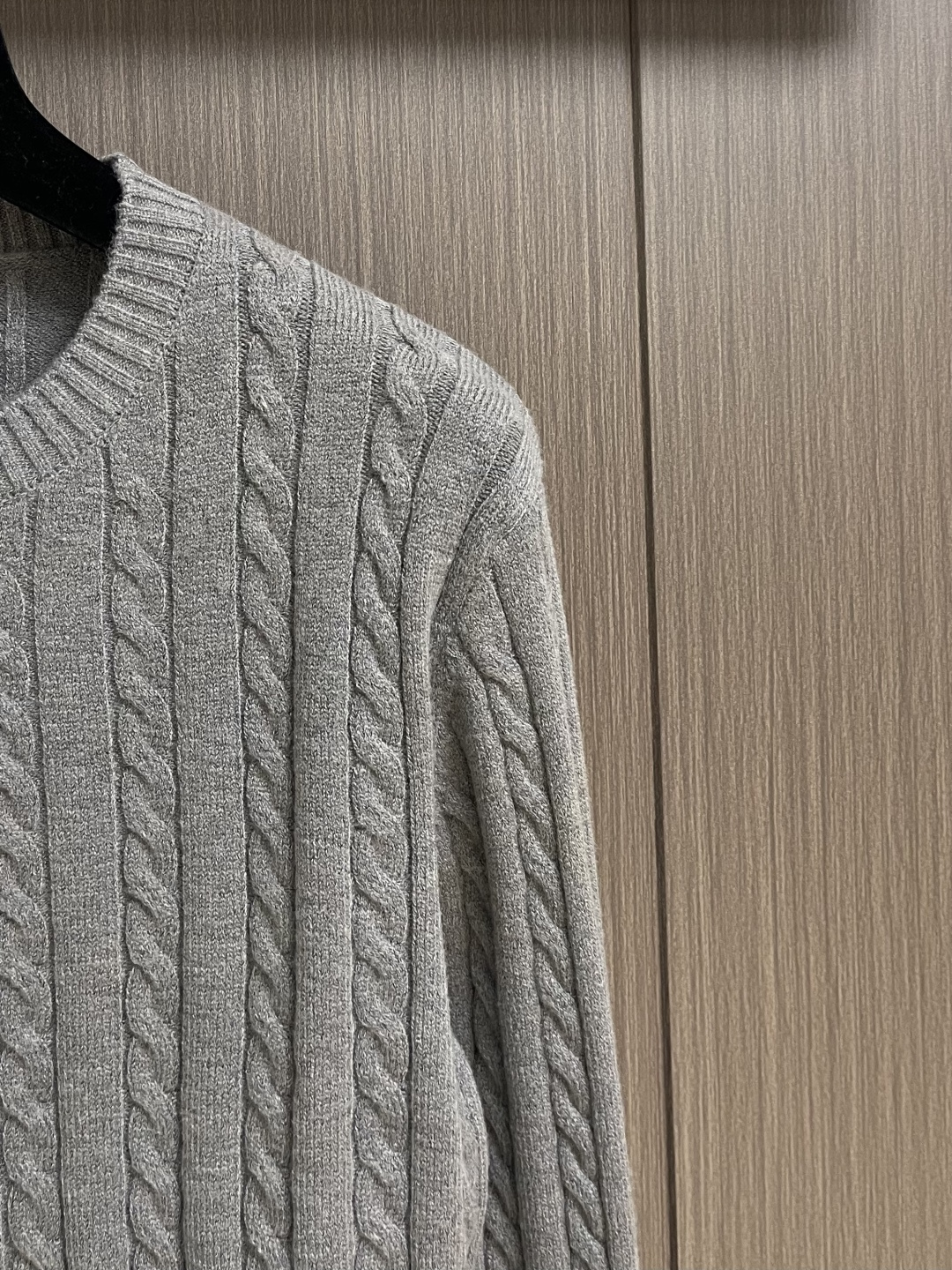 RalP🆕h Lauren 绞花编结圆领针织毛衣，采用经典麻花编织工艺，纹理饱满立体，触感柔软且保暖性佳