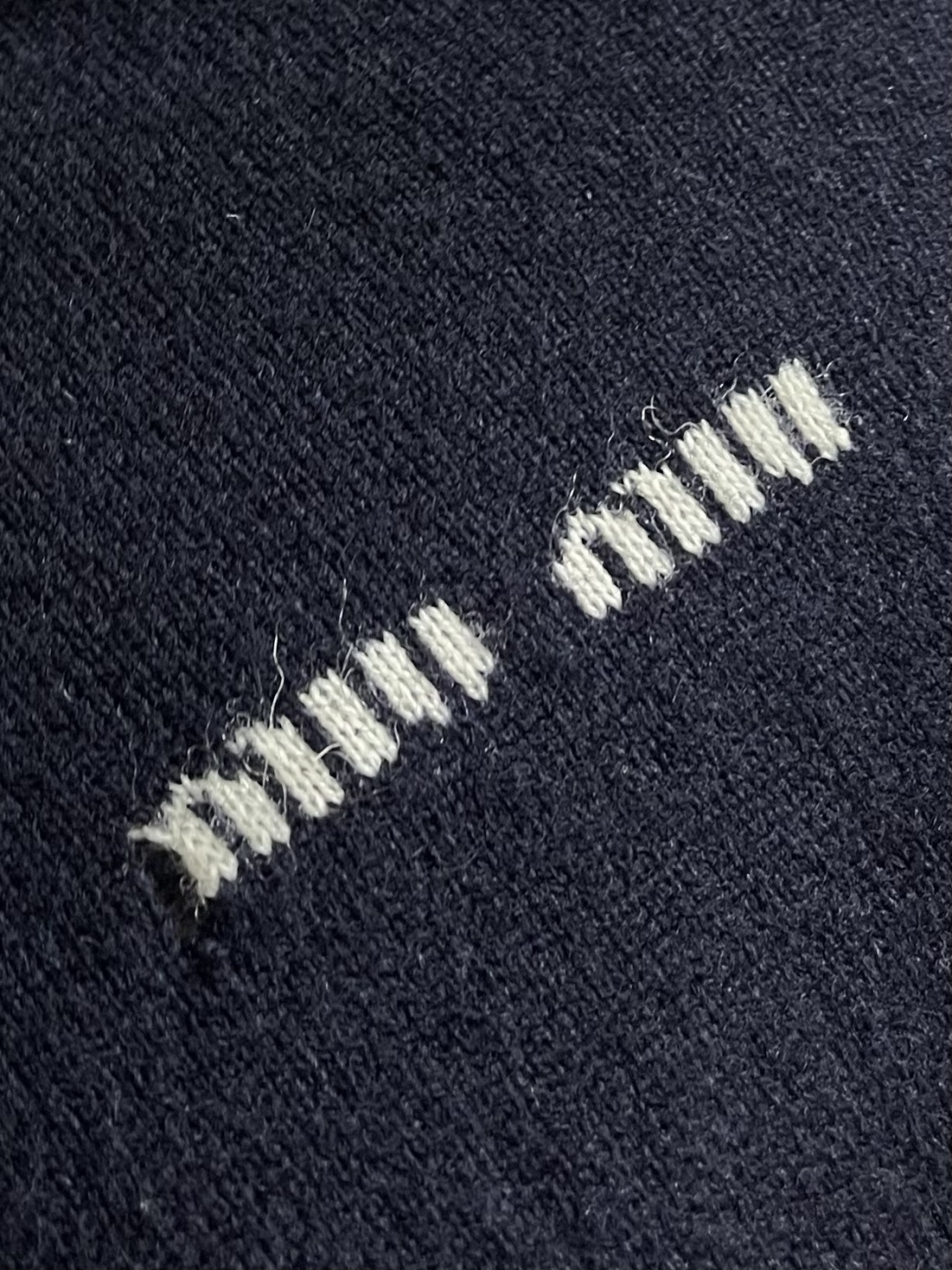 MIUMIU 2025SS秋冬新款男士羊毛针织POLO，上身绅士范十足。整件毛衣不单纹理工艺精美，走线更