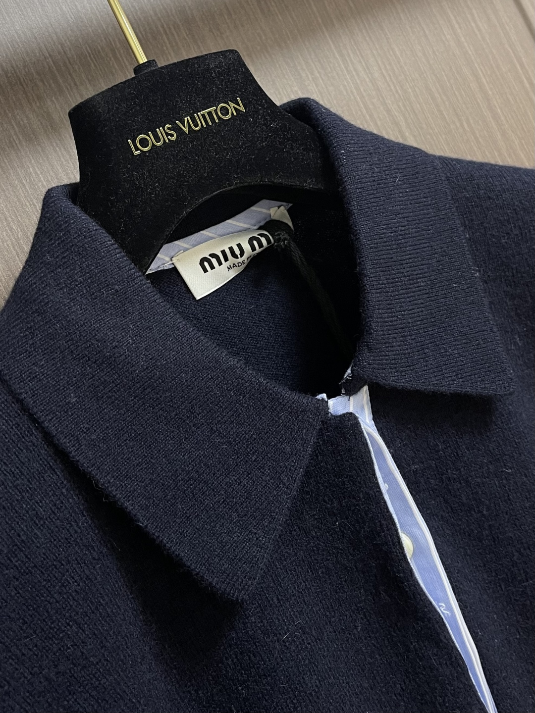 MIUMIU 2025SS秋冬新款男士羊毛针织POLO，上身绅士范十足。整件毛衣不单纹理工艺精美，走线更