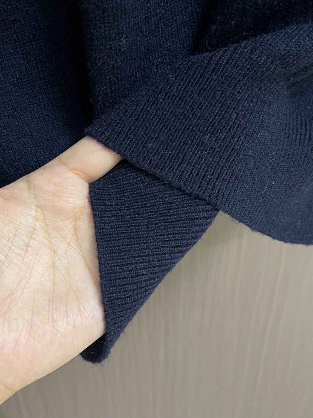 MIUMIU 2025SS秋冬新款男士羊毛针织POLO，上身绅士范十足。整件毛衣不单纹理工艺精美，走线更